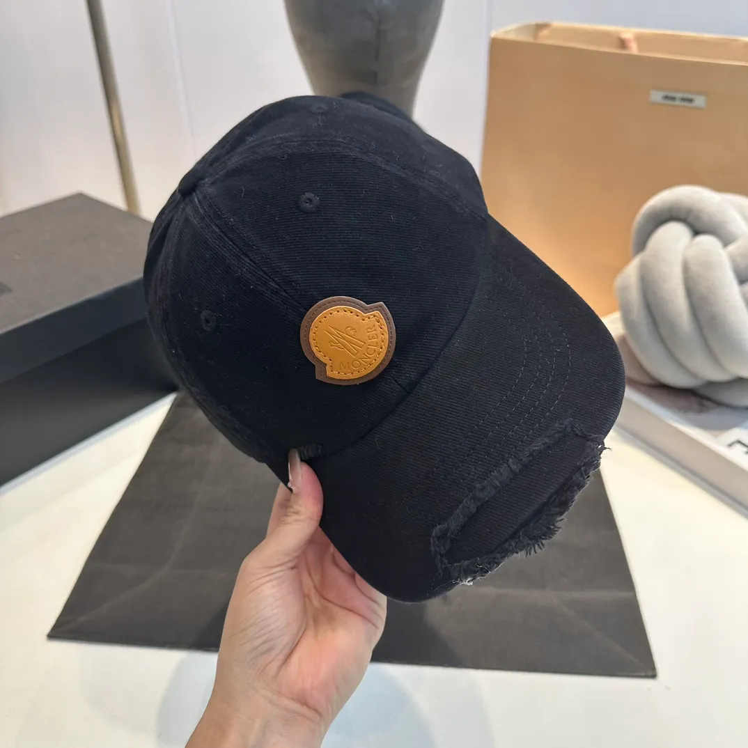 P60 MONCLER autumn and winter ripped baseball cap, suitable for young and fashionable people. It has a strong visual effect, good-looking and high-quality!