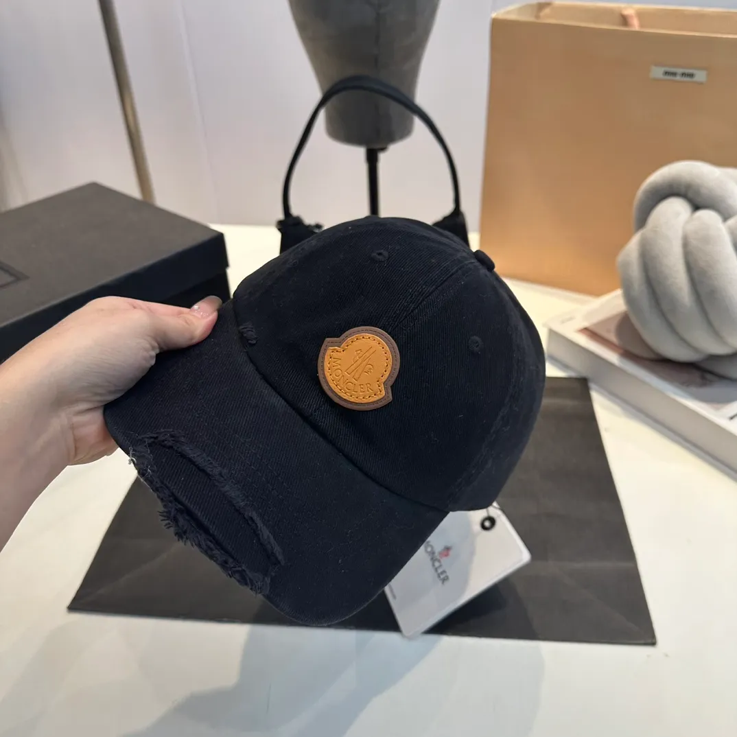 P60 MONCLER autumn and winter ripped baseball cap, suitable for young and fashionable people. It has a strong visual effect, good-looking and high-quality!