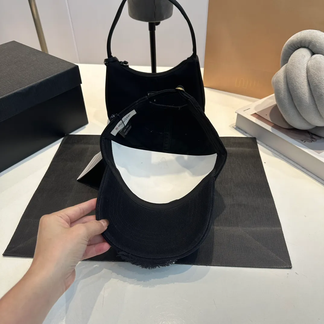 P60 MONCLER autumn and winter ripped baseball cap, suitable for young and fashionable people. It has a strong visual effect, good-looking and high-quality!