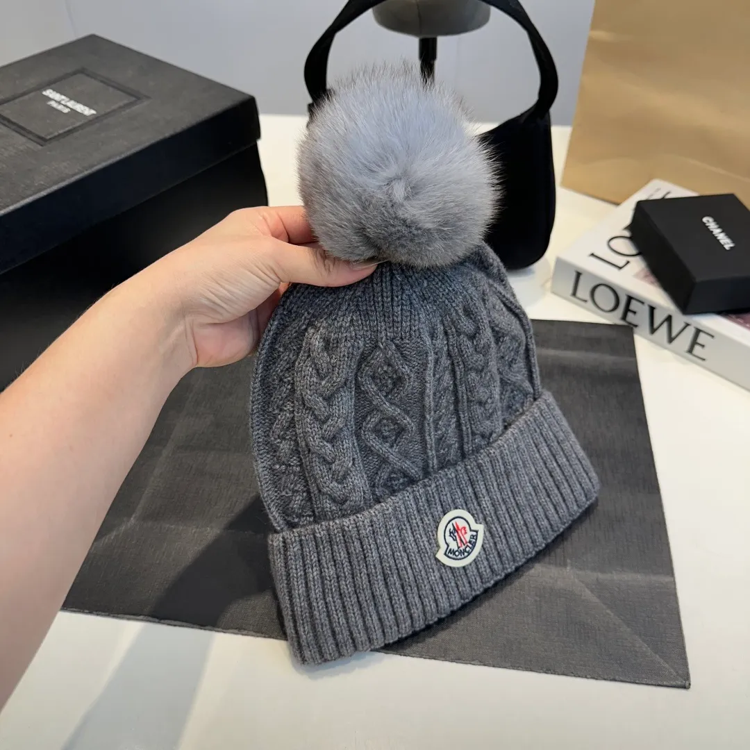 P90 high version Moncler Moncler 💥 Official website classic knitted hat, replica of the original. Very soft and skin-friendly, very elastic 💓 Textured and very versatile style ~ Warm cashmere woolen hat, one size fits all and elastic ~ Unisex, can be worn by any head size. Super quality, highly recommended