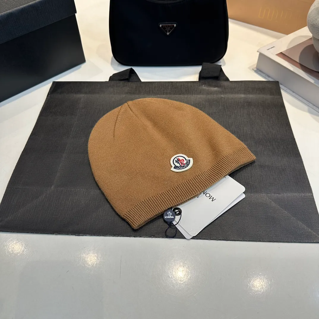 P50 Moncler 💥 Official website classic knitted hat, replica of the original. Very soft and skin-friendly, very elastic 💓 Textured and very versatile style ~ Warm cashmere woolen hat, one size fits all and elastic ~ Unisex, can be worn by any head size. Super quality, highly recommended