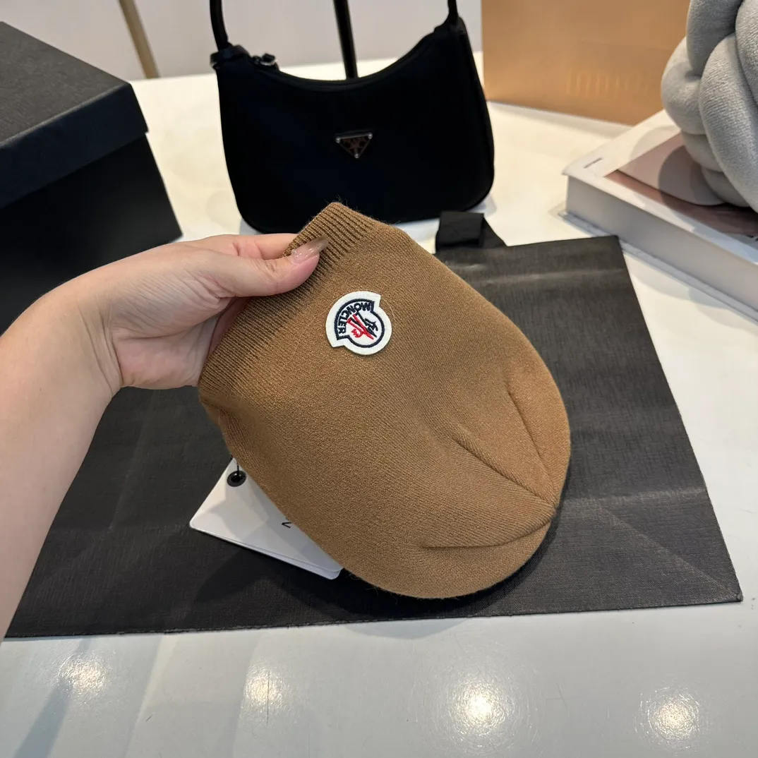 P50 Moncler 💥 Official website classic knitted hat, replica of the original. Very soft and skin-friendly, very elastic 💓 Textured and very versatile style ~ Warm cashmere woolen hat, one size fits all and elastic ~ Unisex, can be worn by any head size. Super quality, highly recommended