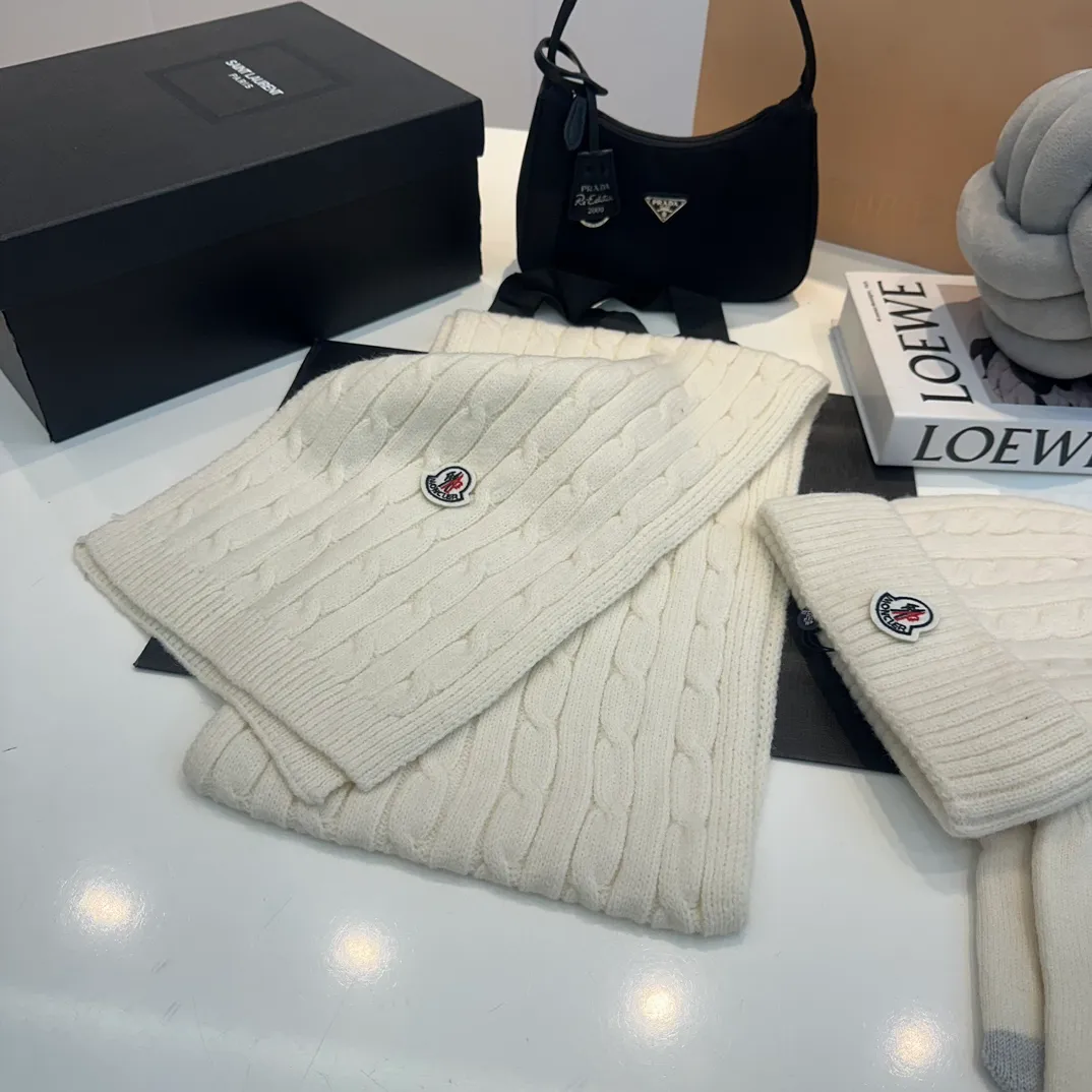P180 Moncler autumn and winter counter model knitted beanie + scarf + gloves three-piece set, classic pattern, warm and fashionable! Fashionable and popular 🌸First-class texture, pure wool