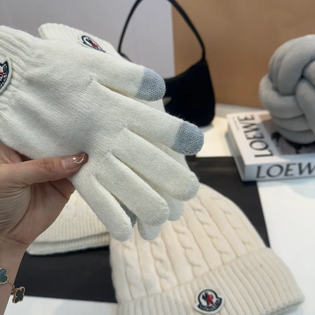 P180 Moncler autumn and winter counter model knitted beanie + scarf + gloves three-piece set, classic pattern, warm and fashionable! Fashionable and popular 🌸First-class texture, pure wool