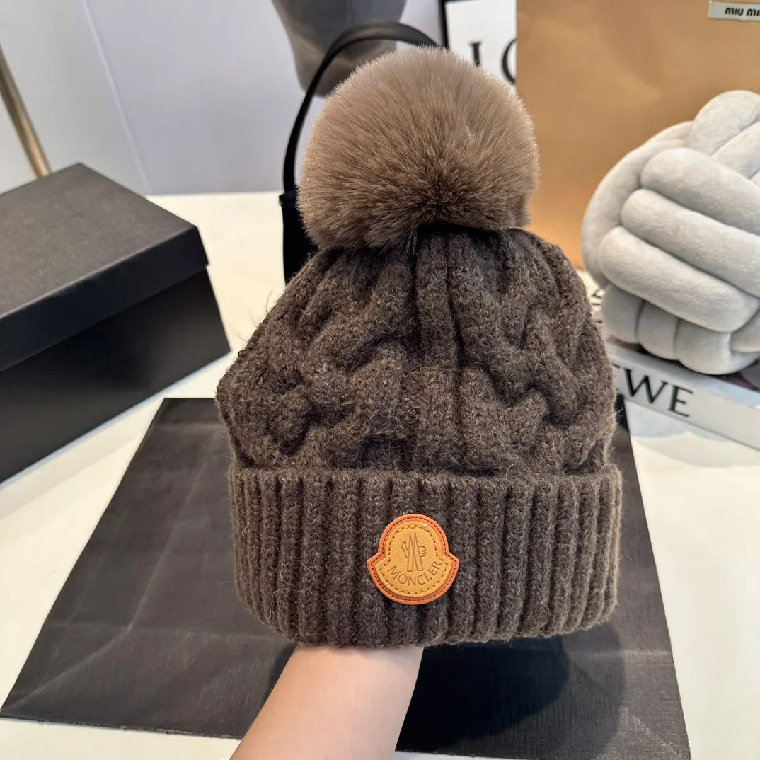 P70 Moncler 💥 Official website classic knitted hat, replica of the original. Very soft and skin-friendly, very elastic 💓 Textured and very versatile style ~ Warm cashmere woolen hat, one size fits all and elastic ~ Unisex, can be worn by any head size. Super quality, highly recommended