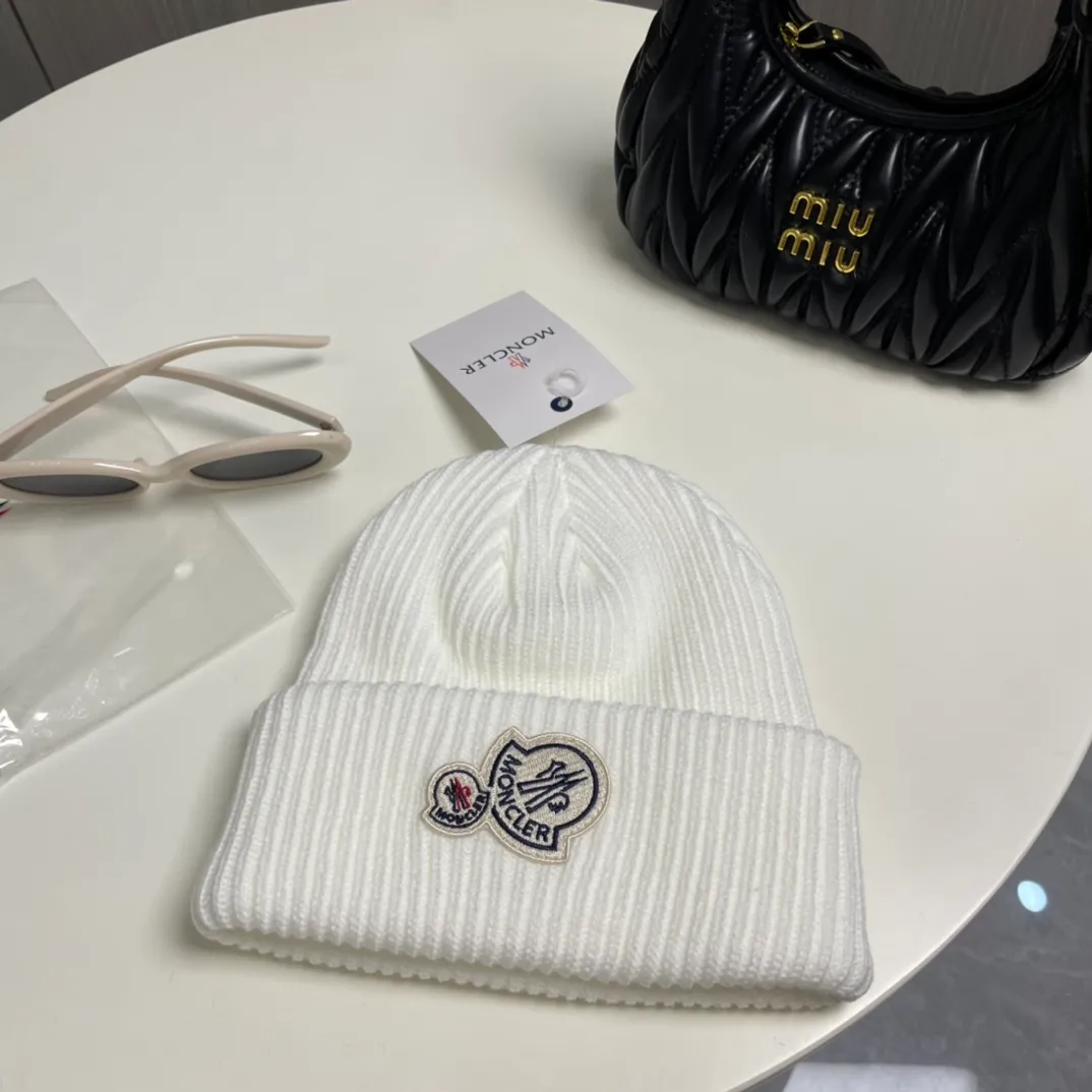P56 comes with a dust bag for Moncler💥 Official website classic knitted hat, original replica. Very soft and skin-friendly, very elastic 💓 Textured and very versatile style ~ Warm cashmere woolen hat, one size fits all and elastic ~ Unisex, can be worn by any head size. Super quality, highly recommended