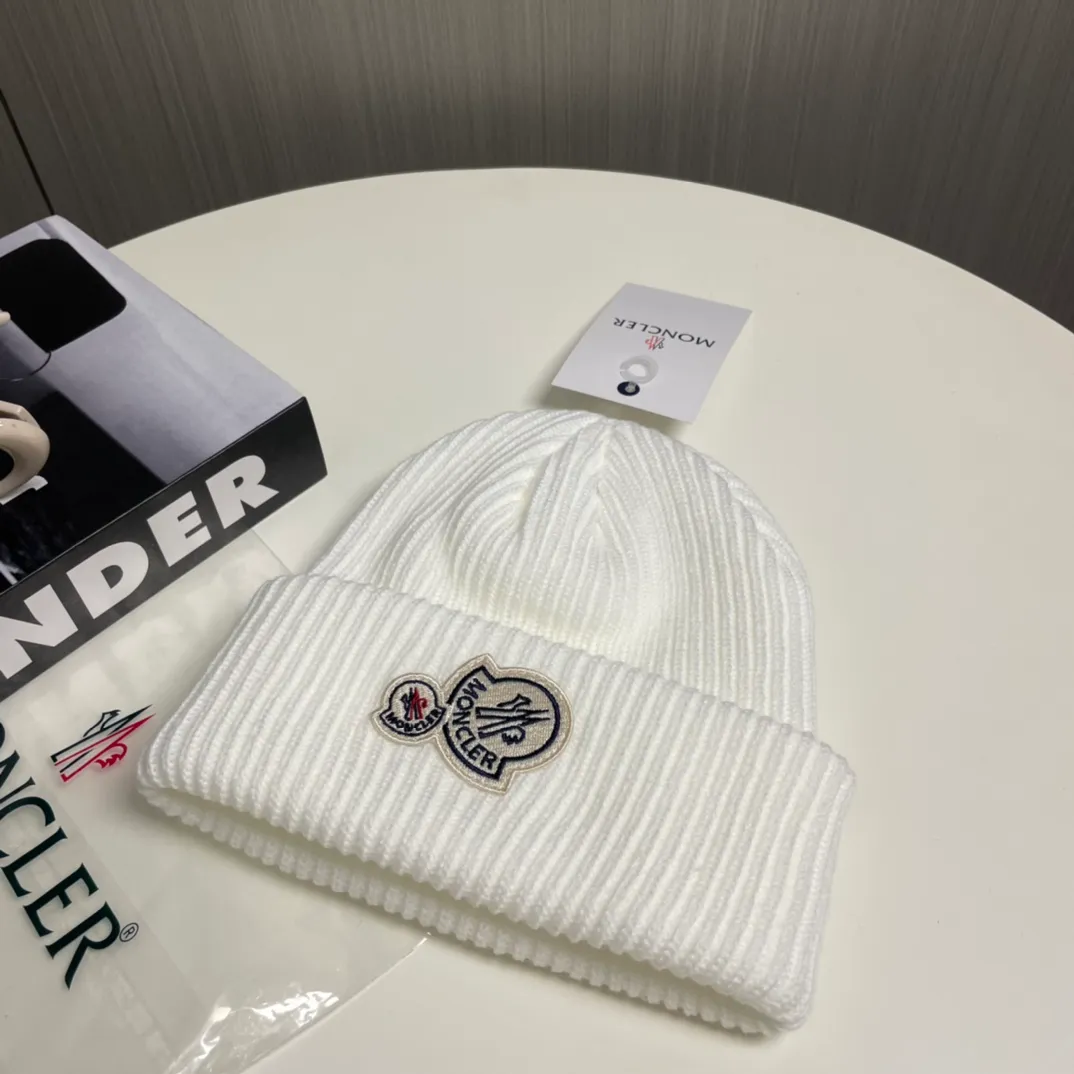 P56 comes with a dust bag for Moncler💥 Official website classic knitted hat, original replica. Very soft and skin-friendly, very elastic 💓 Textured and very versatile style ~ Warm cashmere woolen hat, one size fits all and elastic ~ Unisex, can be worn by any head size. Super quality, highly recommended