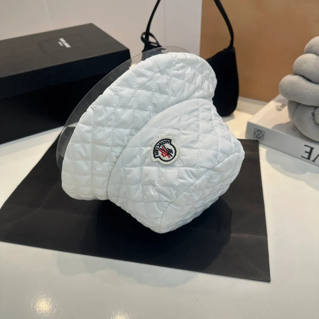 P70 Moncler Meng Mouth Women's Down Cotton Warm Fisherman Hat in Autumn and Winter. Lightweight, warm and comfortable winter fisherman hat. Diamond-shaped embroidered thread quilted, windproof and cold-proof. Also suitable for babies with big head circumferences.