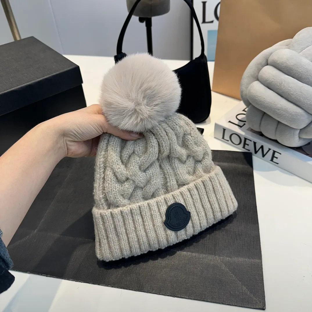 P70 Moncler 💥 Official website classic knitted hat, replica of the original. Very soft and skin-friendly, very elastic 💓 Textured and very versatile style ~ Warm cashmere woolen hat, one size fits all and elastic ~ Unisex, can be worn by any head size. Super quality, highly recommended