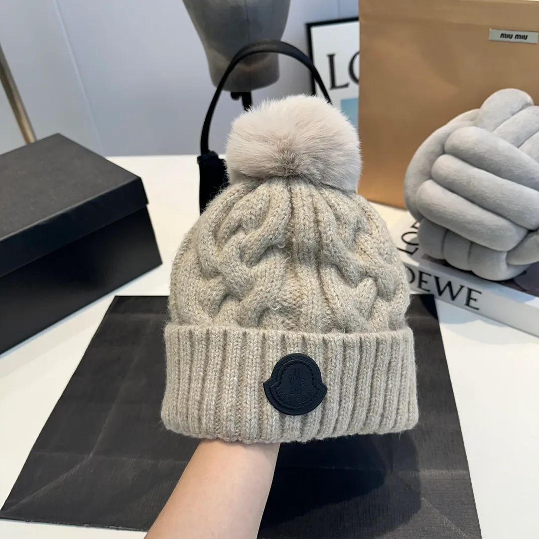 P70 Moncler 💥 Official website classic knitted hat, replica of the original. Very soft and skin-friendly, very elastic 💓 Textured and very versatile style ~ Warm cashmere woolen hat, one size fits all and elastic ~ Unisex, can be worn by any head size. Super quality, highly recommended