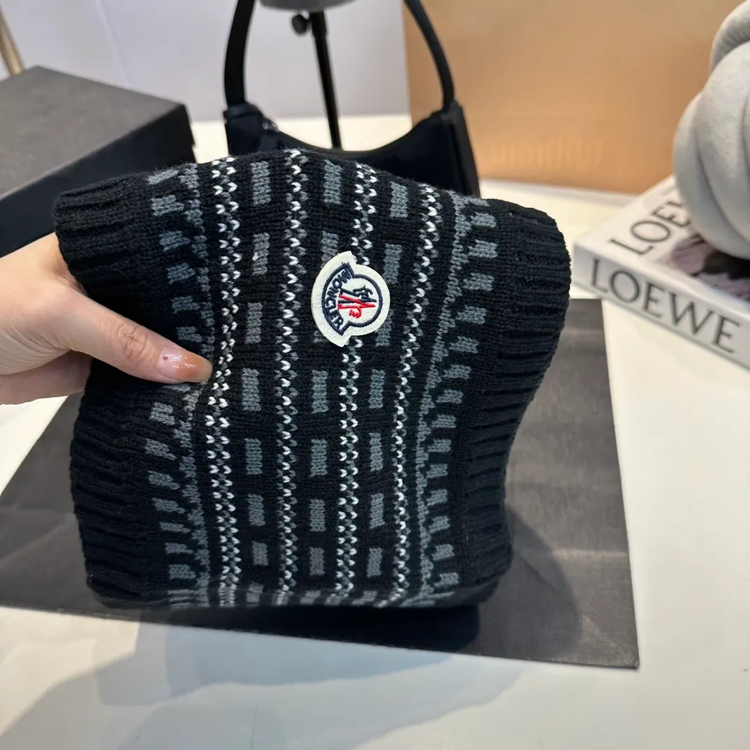 P140 Moncler Moncler 💥 Mouth three-piece set, gloves, hat, scarf, original replica. Very soft and skin-friendly, very elastic 💓 Textured and very versatile style ~ Warm, one size fits all and elastic ~ Unisex, can be worn by any head size. Super quality, highly recommended