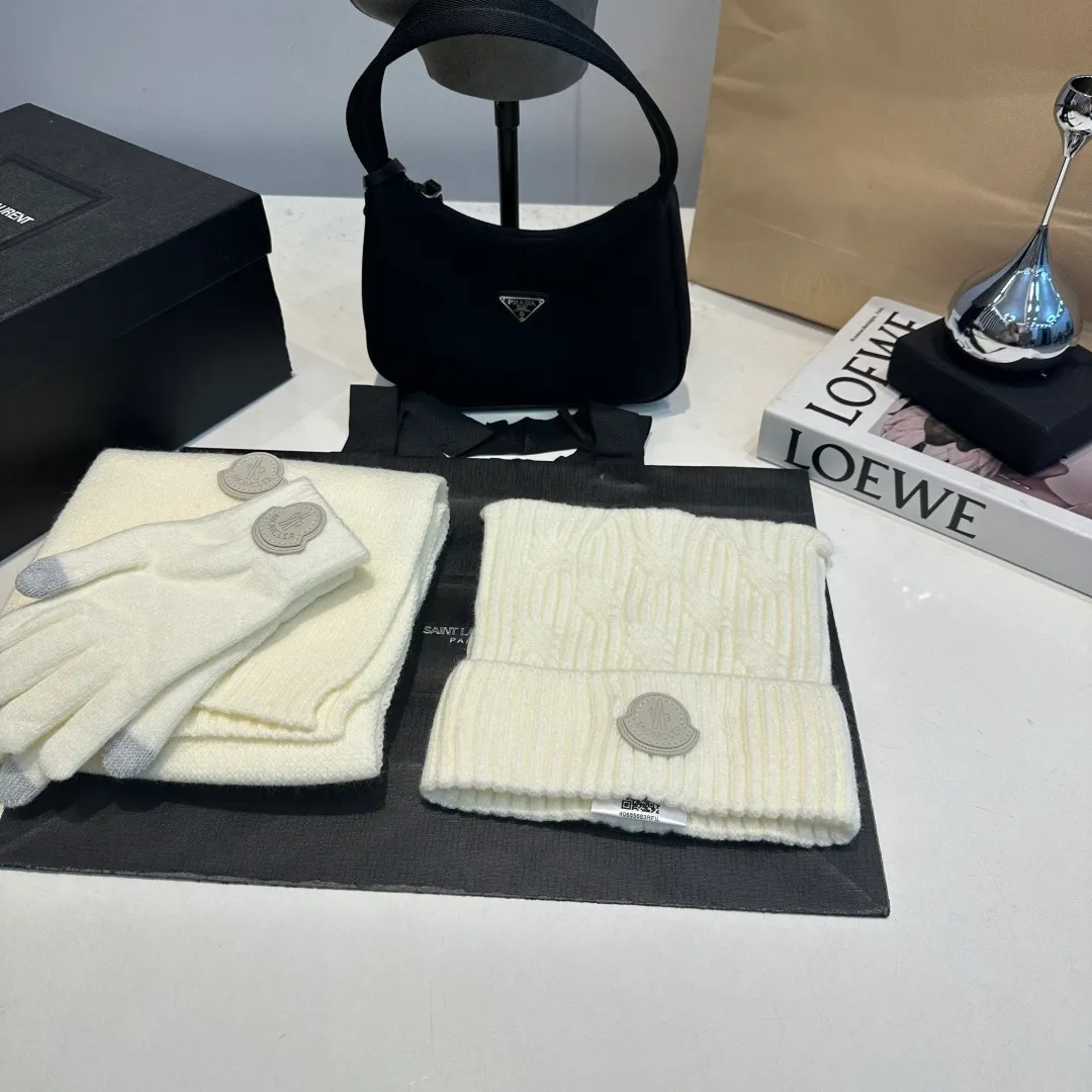 P150 Moncler three-piece muzzle suit autumn and winter cuffed wool knitted beanie. High-quality customization! This must be my favorite of minimalism. It is clean, neat, fashionable and versatile, and will definitely not be picky about your face shape! A fashionable classic that lasts forever! Both men and women are welcome!