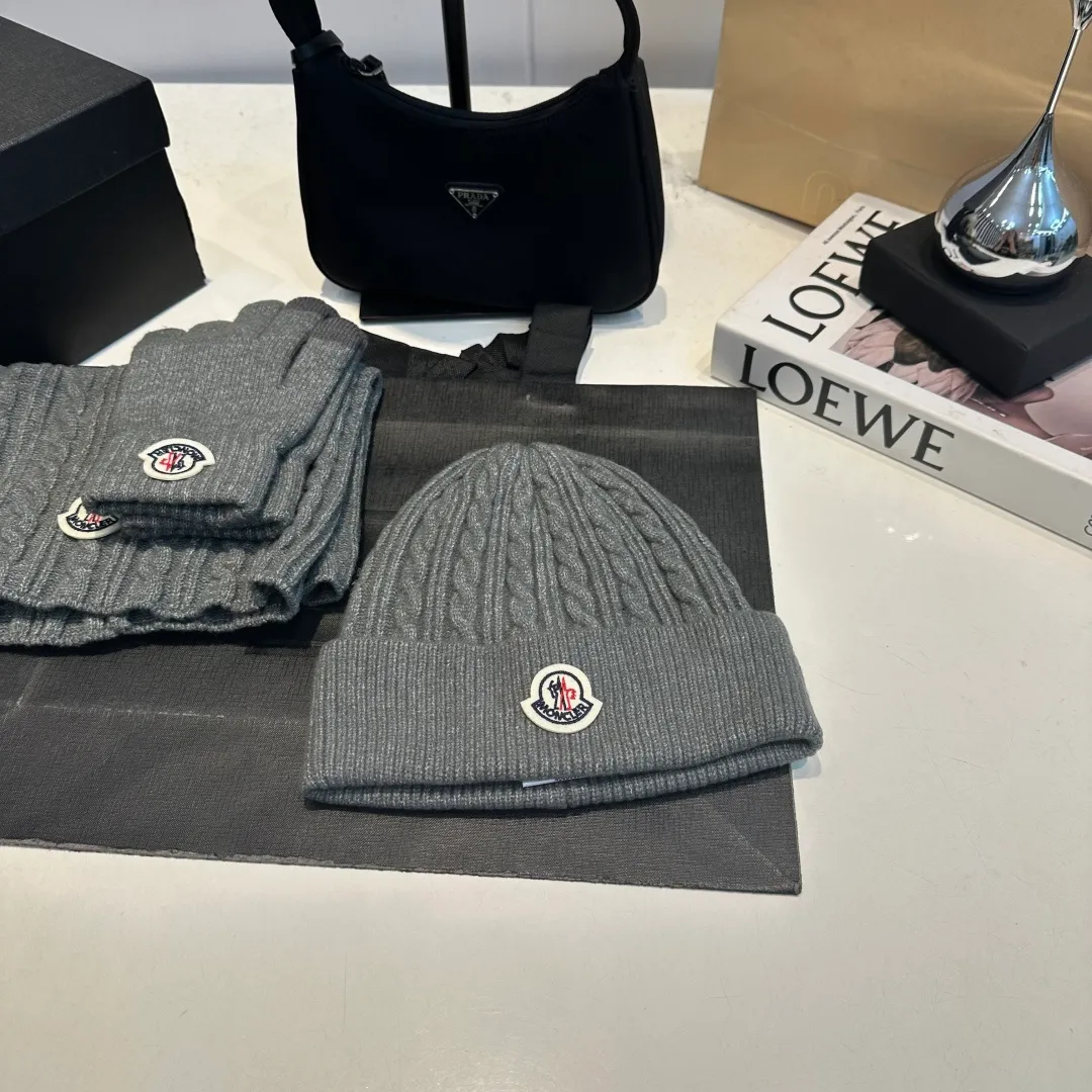 p140 Moncler muzzle suit hat + gloves + scarf autumn and winter style knitted beanie. This must be a minimalist favorite. It is clean, neat, fashionable and versatile, and will never be picky about your face shape! A fashionable classic that lasts forever! Both men and women are welcome