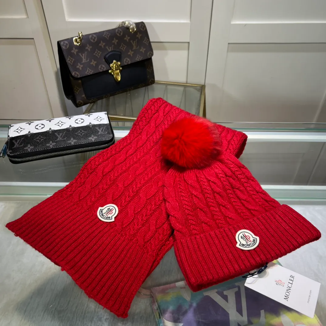 P170 MONCLER classic suit hat! Hat ➕Scarf! Cashmere and Rabbit Velvet Quality! It's warm and super comfortable~A great tool for young ladies to reduce their age in winter~This winter, all you need is a set of hats~It's warm and fashionable! Unisex model! Can be made as a couple model! Complete range of anti-counterfeiting labels and elevators! Many styles, welcome to choose!!