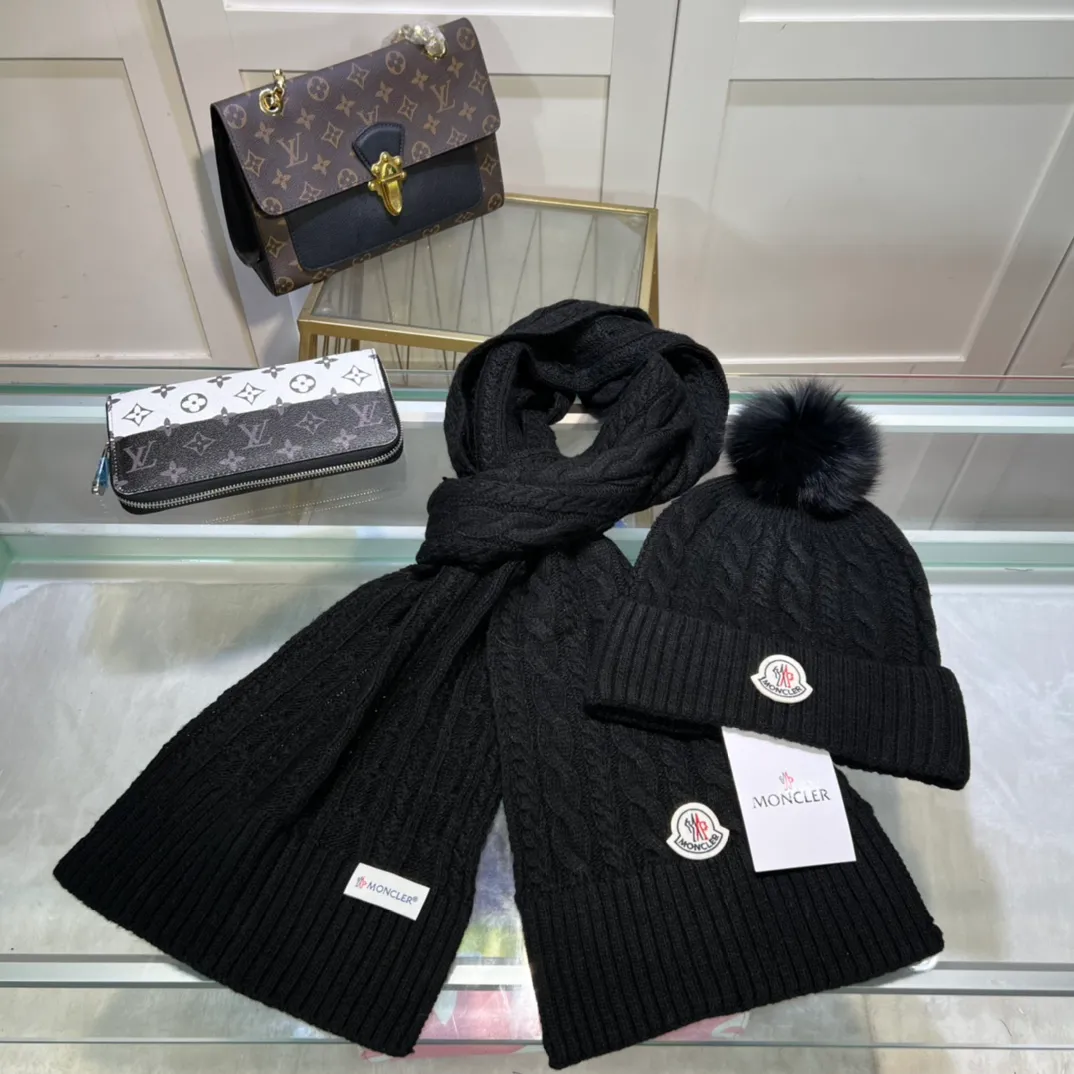 P170 MONCLER classic suit hat! Hat ➕Scarf! Cashmere and Rabbit Velvet Quality! It's warm and super comfortable~A great tool for young ladies to reduce their age in winter~This winter, all you need is a set of hats~It's warm and fashionable! Unisex model! Can be made as a couple model! Complete range of anti-counterfeiting labels and elevators! Many styles, welcome to choose!!