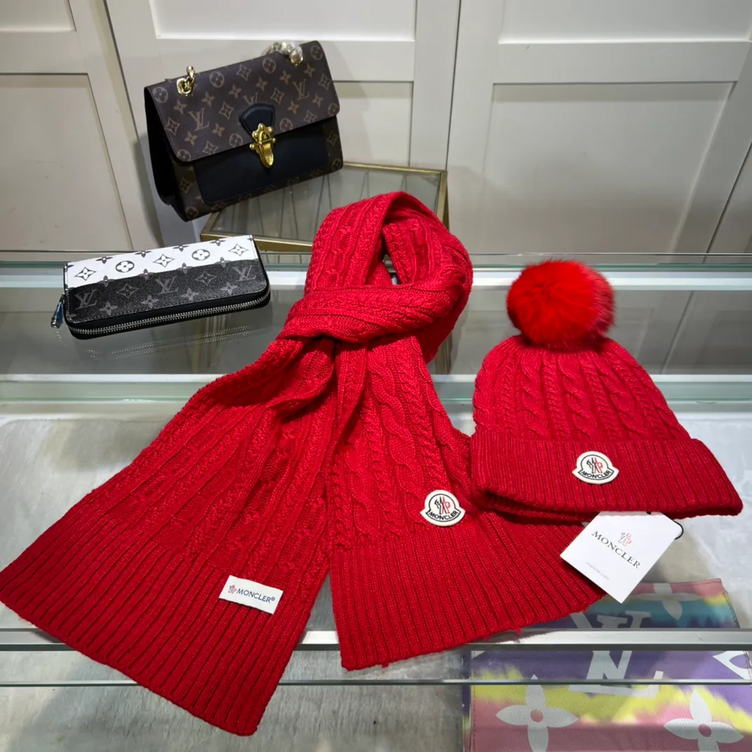 P170 MONCLER classic suit hat! Hat ➕Scarf! Cashmere and Rabbit Velvet Quality! It's warm and super comfortable~A great tool for young ladies to reduce their age in winter~This winter, all you need is a set of hats~It's warm and fashionable! Unisex model! Can be made as a couple model! Complete range of anti-counterfeiting labels and elevators! Many styles, welcome to choose!!