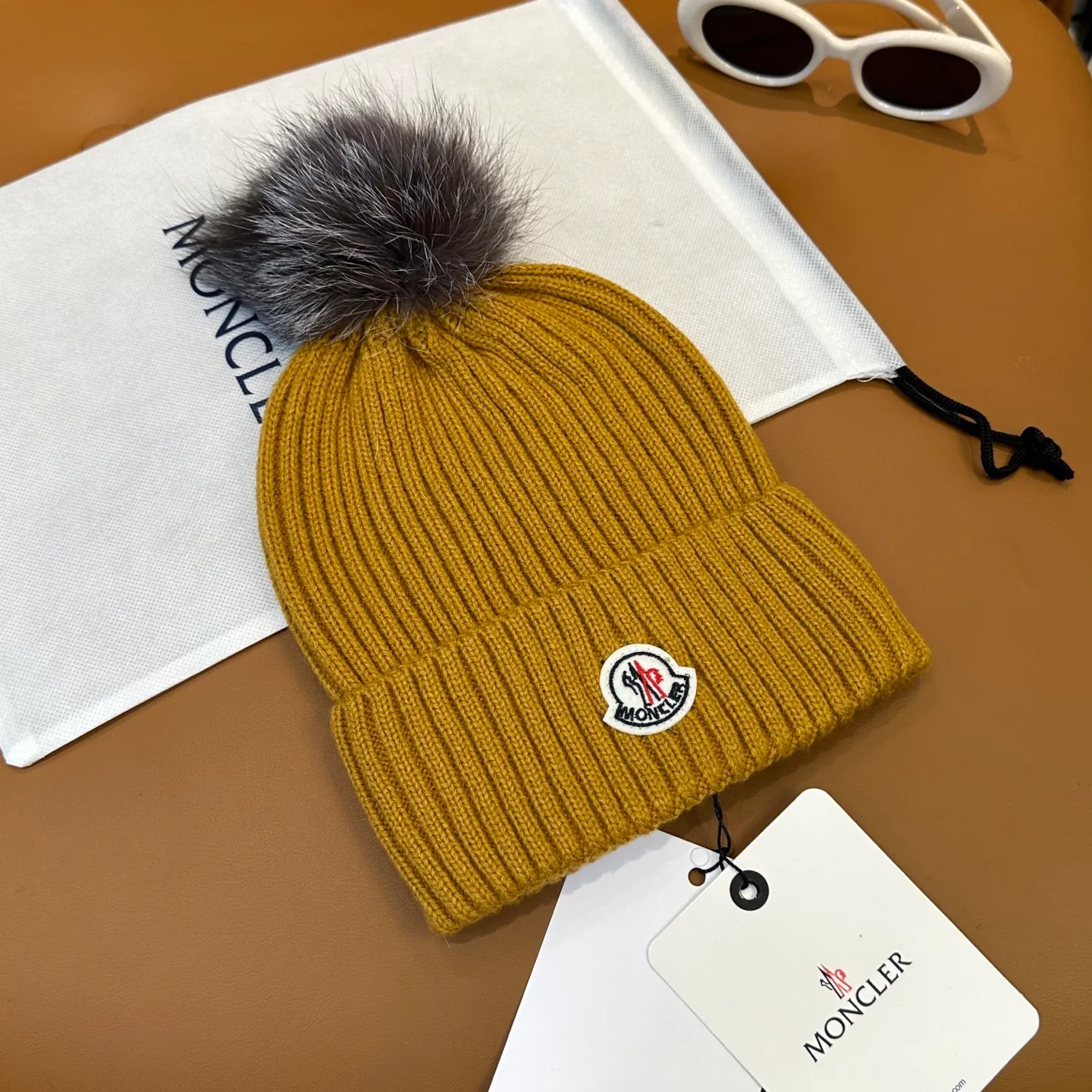 P100 with dust bag, high version Moncler Moncler 💥Official website classic knitted hat, replica of the original. Very soft and skin-friendly, very elastic 💓 Textured and very versatile style ~ Warm cashmere woolen hat, one size fits all and elastic ~ Unisex, can be worn by any head size. Super quality, highly recommended