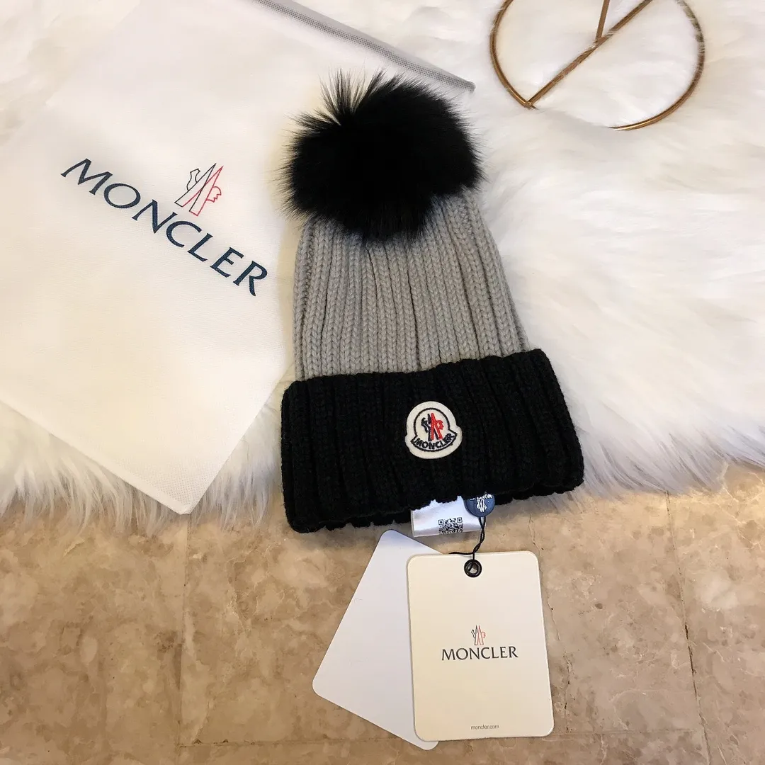 P90 Moncler Mouth Cover 👒 Innovative color matching style, simple and elegant woolen knitted hat, cute and cute fox fur ball, warm and comfortable, super good quality, very age-reducing 👍,