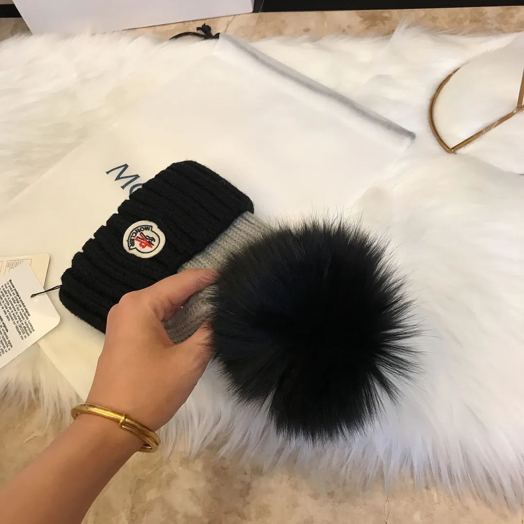 P90 Moncler Mouth Cover 👒 Innovative color matching style, simple and elegant woolen knitted hat, cute and cute fox fur ball, warm and comfortable, super good quality, very age-reducing 👍,
