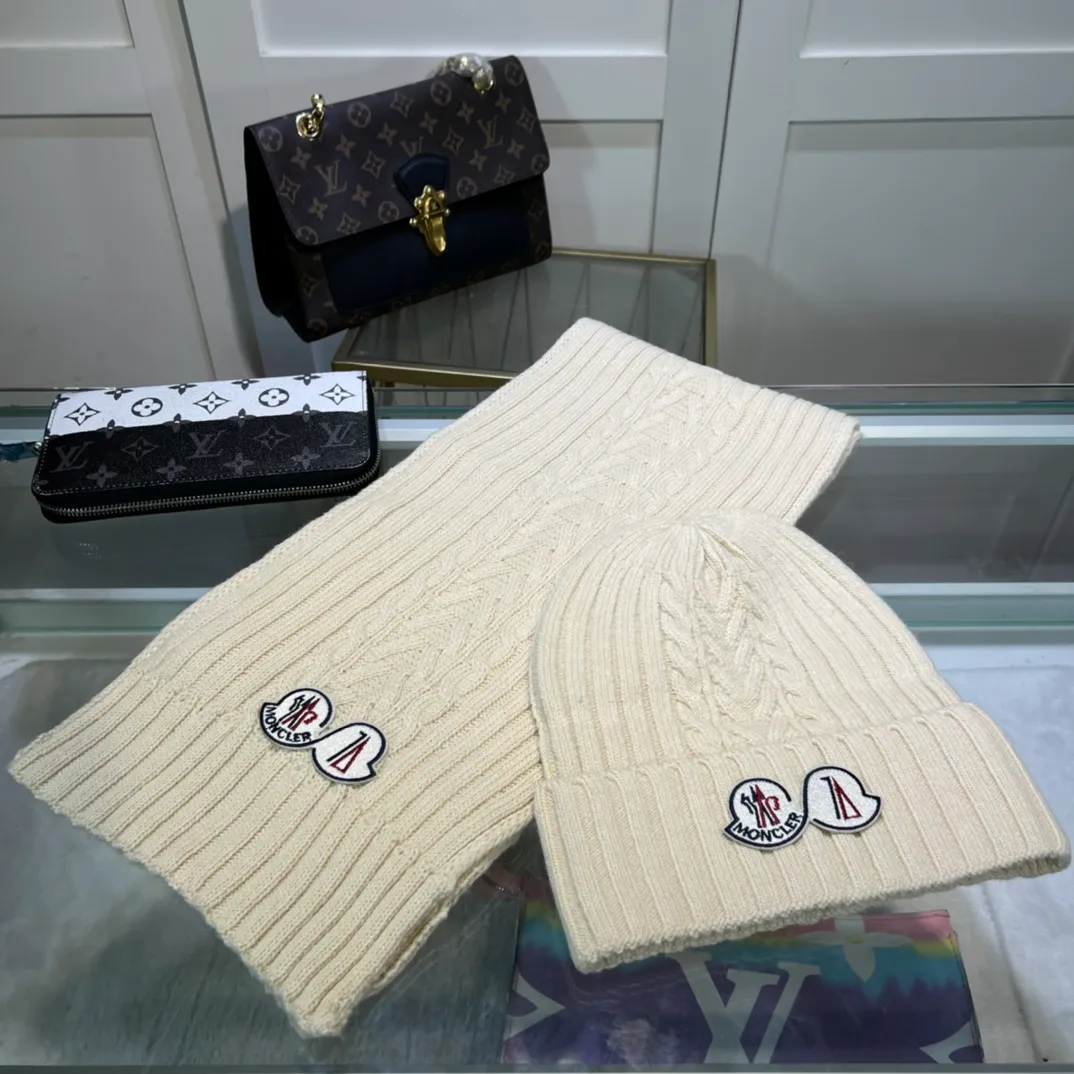 P170 MONCLER classic suit hat! Hat ➕Scarf! Cashmere and Rabbit Velvet Quality! It's warm and super comfortable~A great tool for young ladies to reduce their age in winter~This winter, all you need is a set of hats~It's warm and fashionable! Unisex model! Can be made as a couple model! Complete range of anti-counterfeiting labels and elevators! Many styles, welcome to choose!!