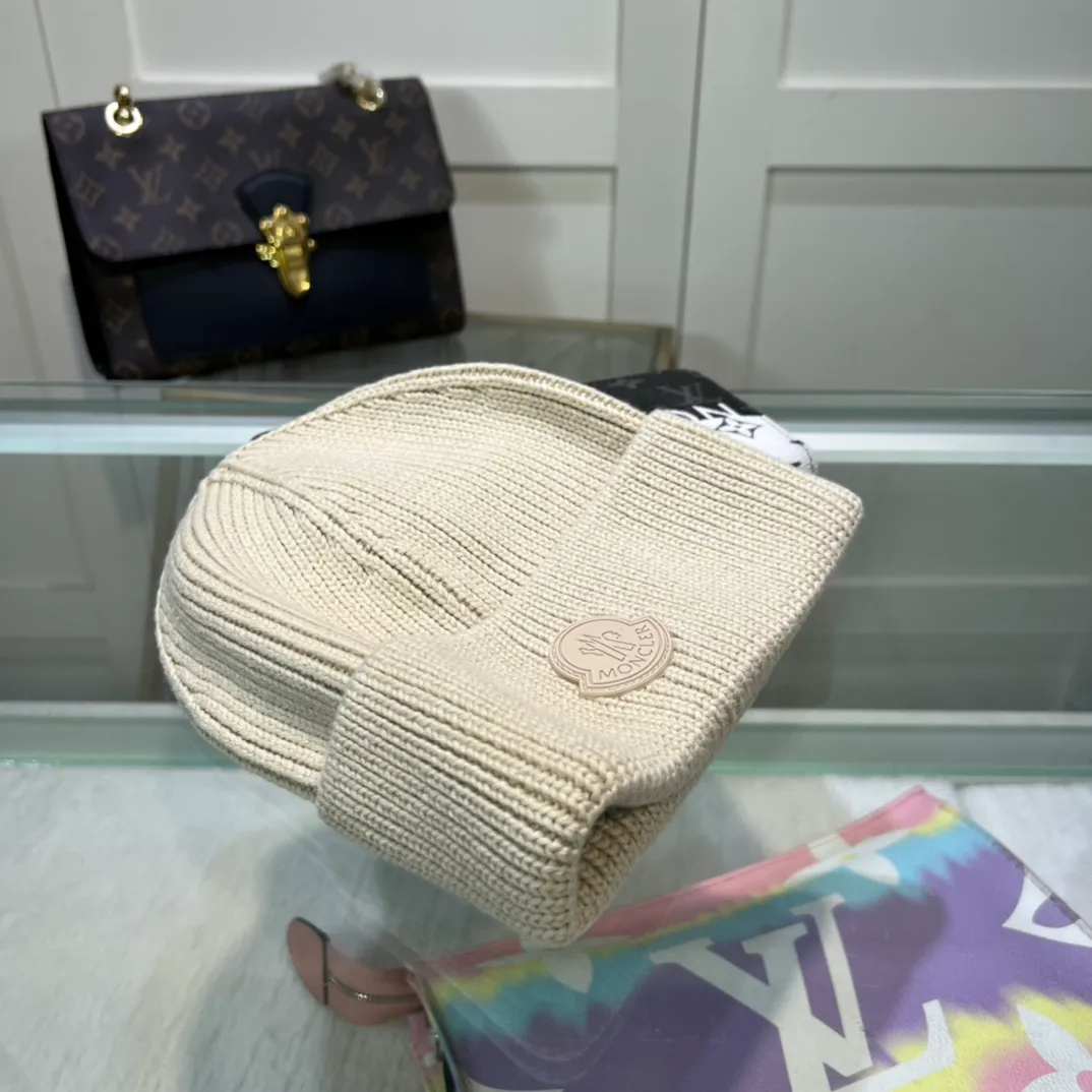 P44 comes with dust bag. MONCLER mouth-covered 🎩 knitted beanie, comes with QR code, good quality, high-end, super soft! Super hot💖The texture is great and it’s great to match when out on the street! Fashion trends! A must-have item for autumn and winter, the same style for men and women is available now!