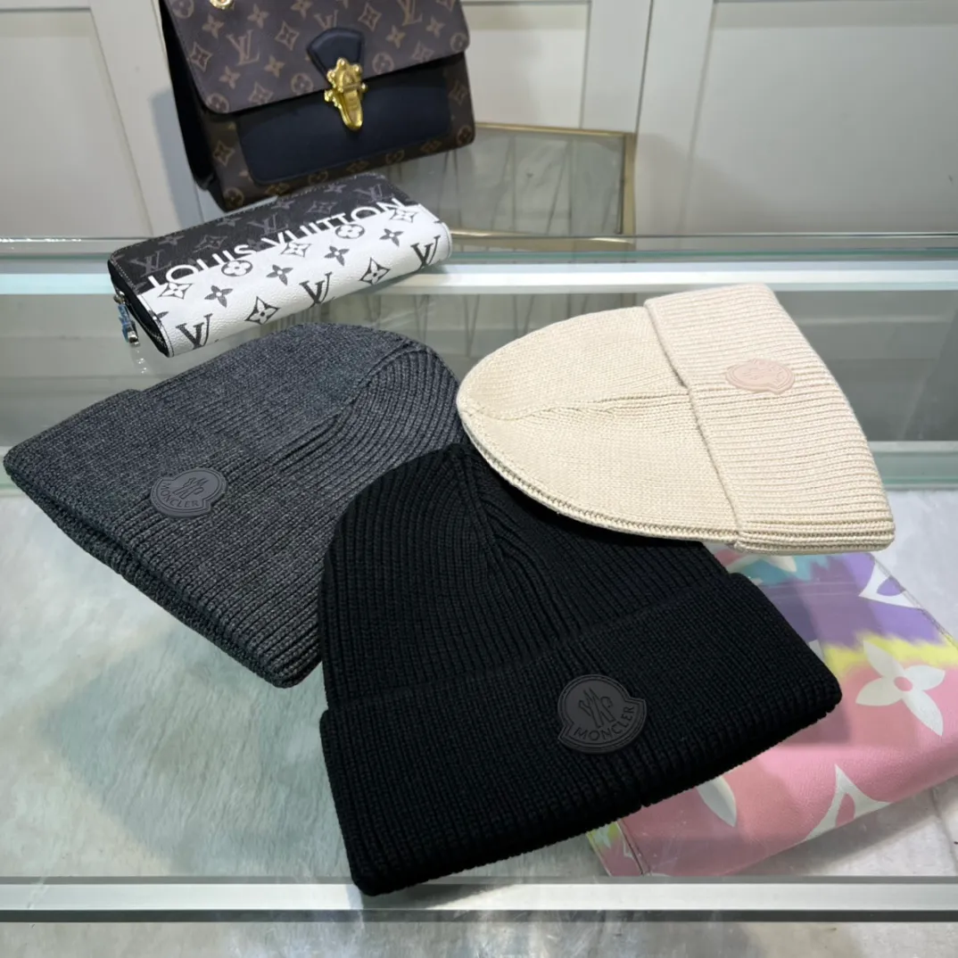 P44 comes with dust bag. MONCLER mouth-covered 🎩 knitted beanie, comes with QR code, good quality, high-end, super soft! Super hot💖The texture is great and it’s great to match when out on the street! Fashion trends! A must-have item for autumn and winter, the same style for men and women is available now!