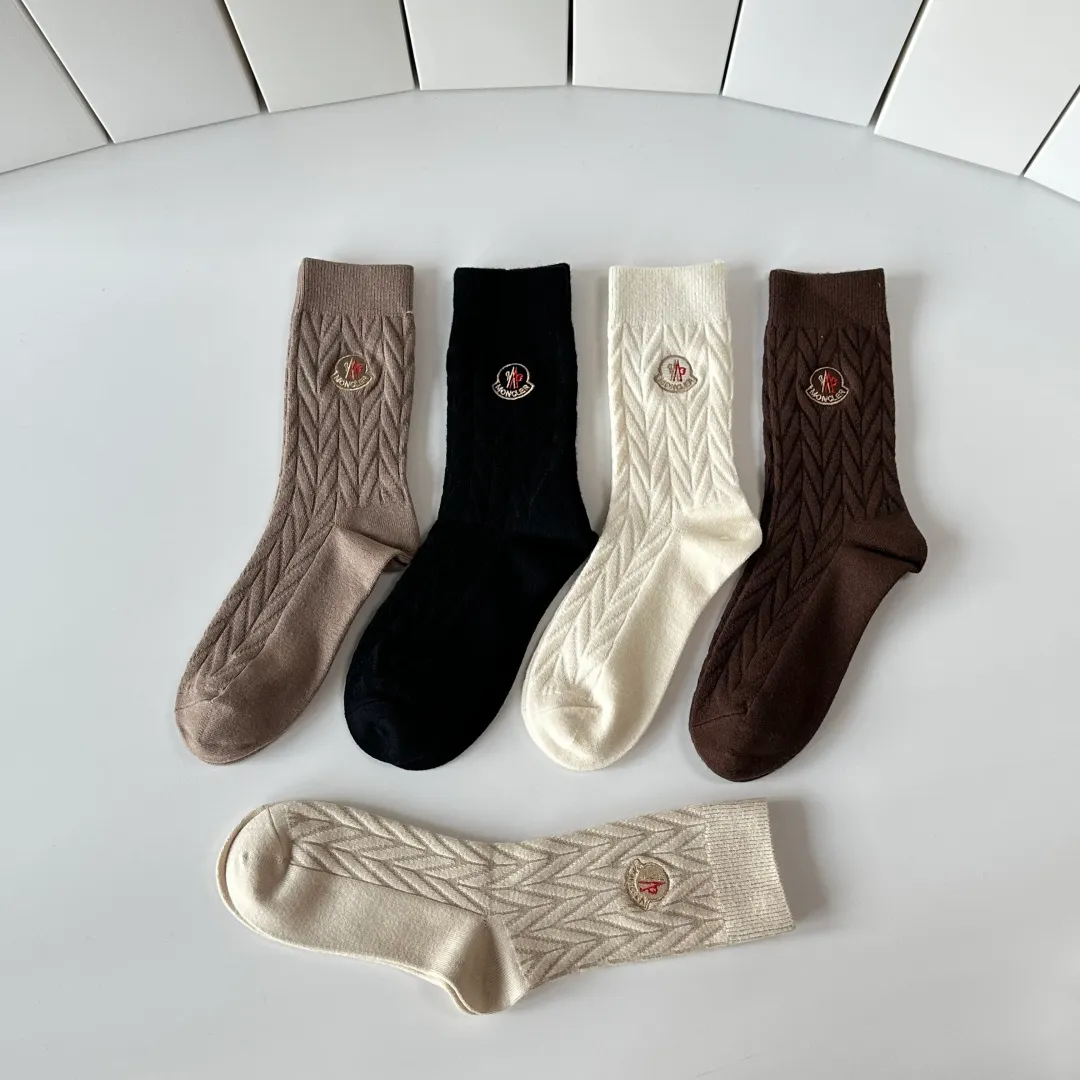 Special P100💛 Comes with counter packaging MONCLER’s latest cashmere embroidered mid-length pile socks! Five pairs in a box, synchronized tube socks at the counter, 💛 big brands are out, a must-have for fashionistas 🔥 super easy to match