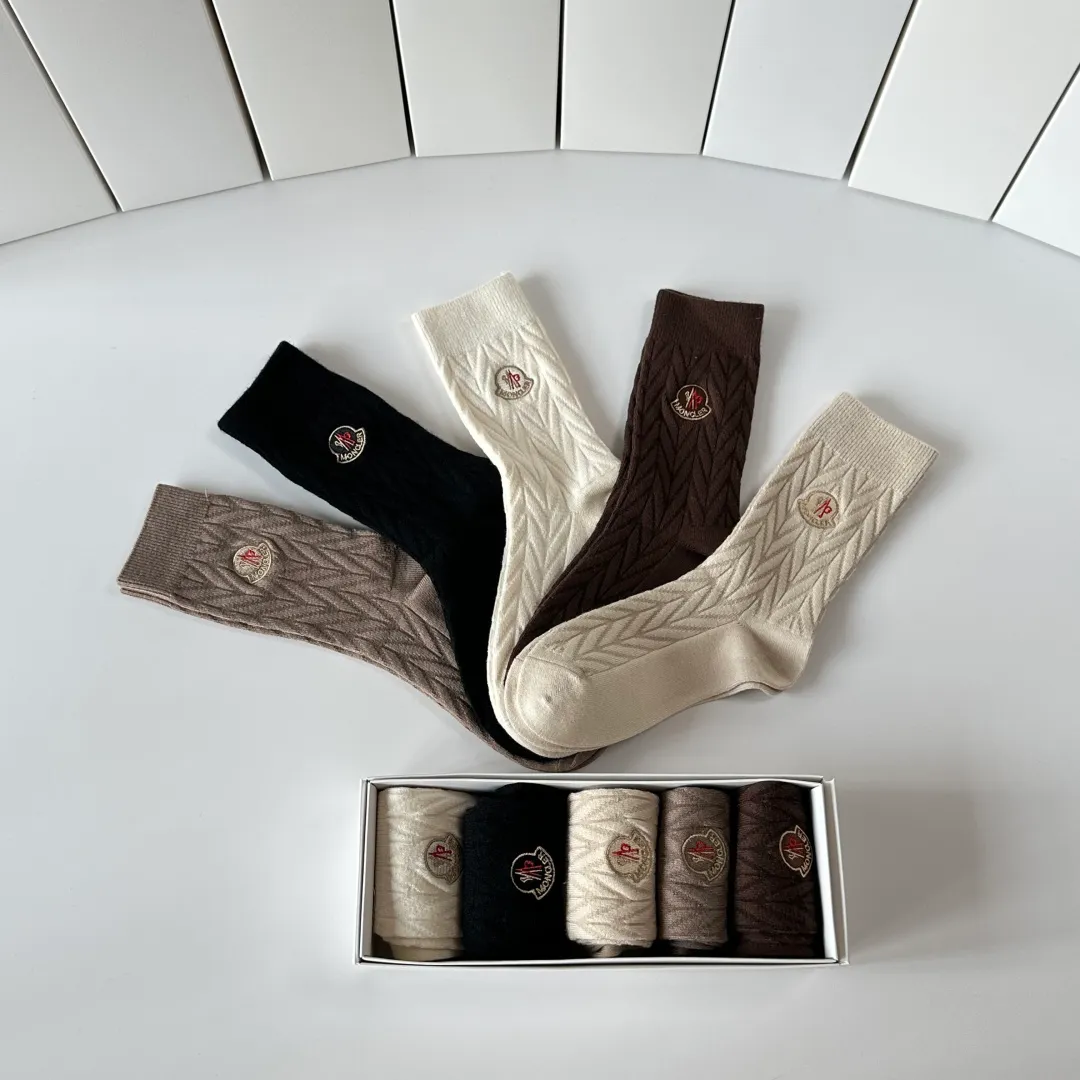 Special P100💛 Comes with counter packaging MONCLER’s latest cashmere embroidered mid-length pile socks! Five pairs in a box, synchronized tube socks at the counter, 💛 big brands are out, a must-have for fashionistas 🔥 super easy to match