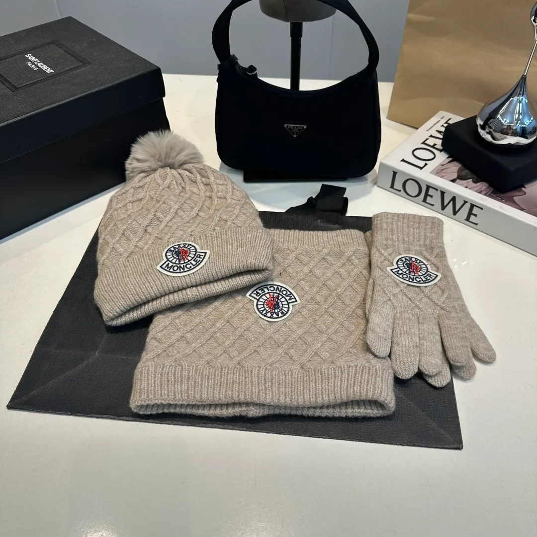 P160 Moncler muzzle suit 2025 autumn and winter style cuffed wool knitted beanie + scarf + gloves High quality customization! This must be my favorite of minimalism. It is clean, neat, fashionable and versatile, and will definitely not be picky about your face shape! A fashionable classic that lasts forever!