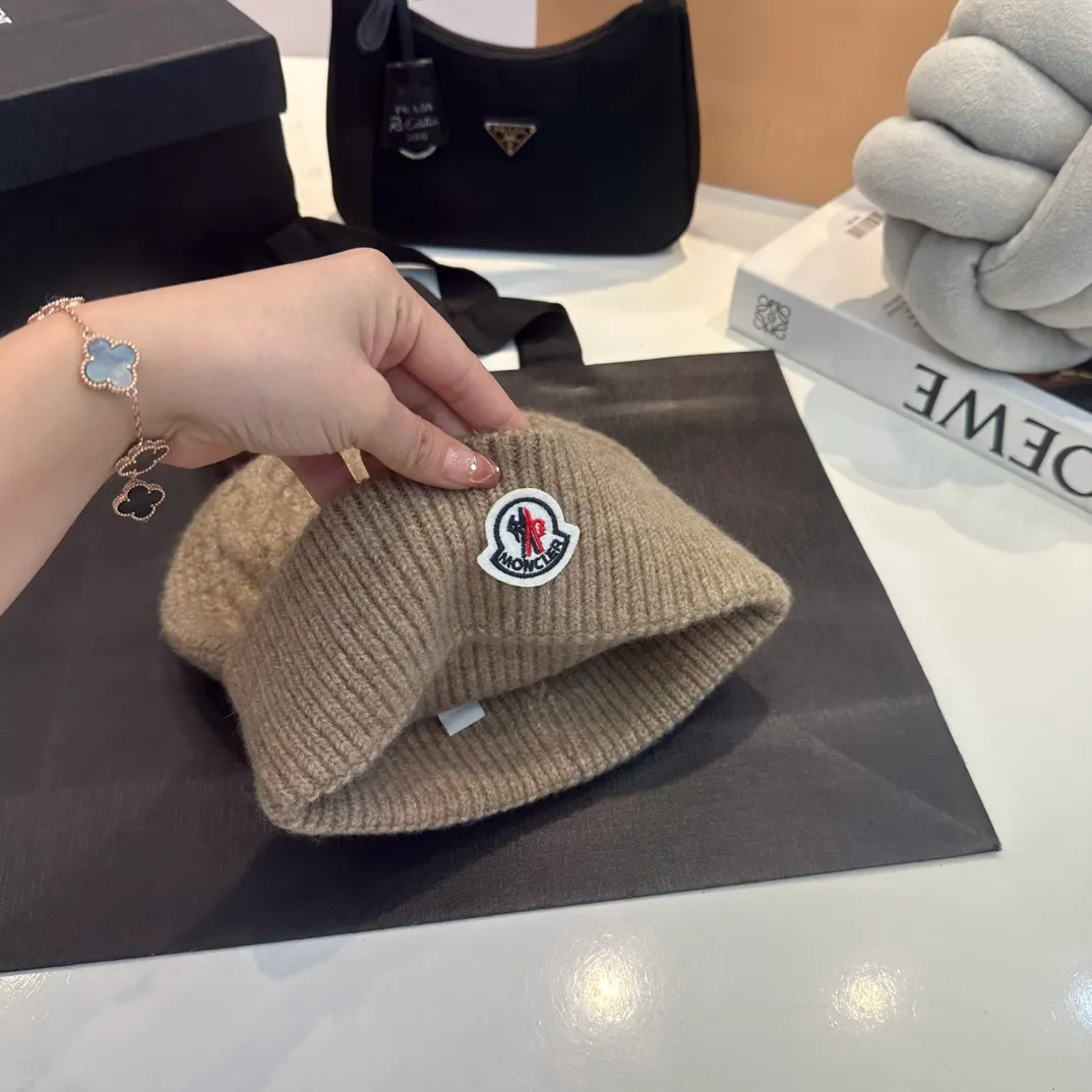 P180 MONCLER Mouth Cover Suit♥️Original hat and scarf set! Made of rabbit velvet➕cashmere, with a 15cm fox fur ball, a real fur ball! Warm and fashionable 😱[愄火] Versatile style [Love] The texture is very good, comfortable and breathable [Hey ha] Looks good no matter how you match it [Shh] A must-have for fashionistas [Wit] 4 colors available❤️❤️Unisex, the ball can be removed
