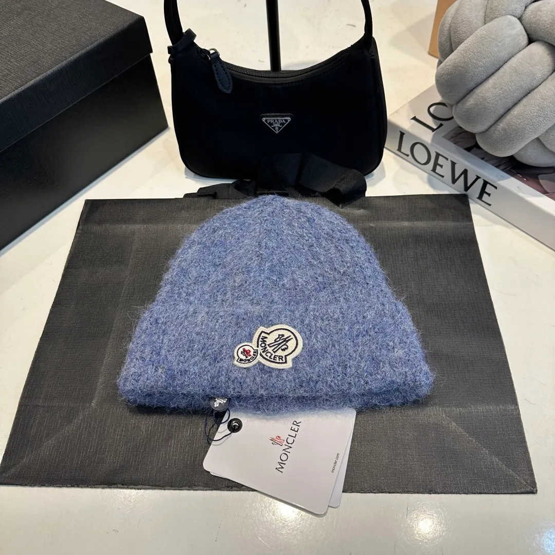 P56 MONCLER 🎩 wool knitted beanie, good quality, high-end, super soft! Super hot💖The texture is great and it’s great to match when out on the street! Fashion trends! A must-have item for winter, the same style for men and women, get it now!