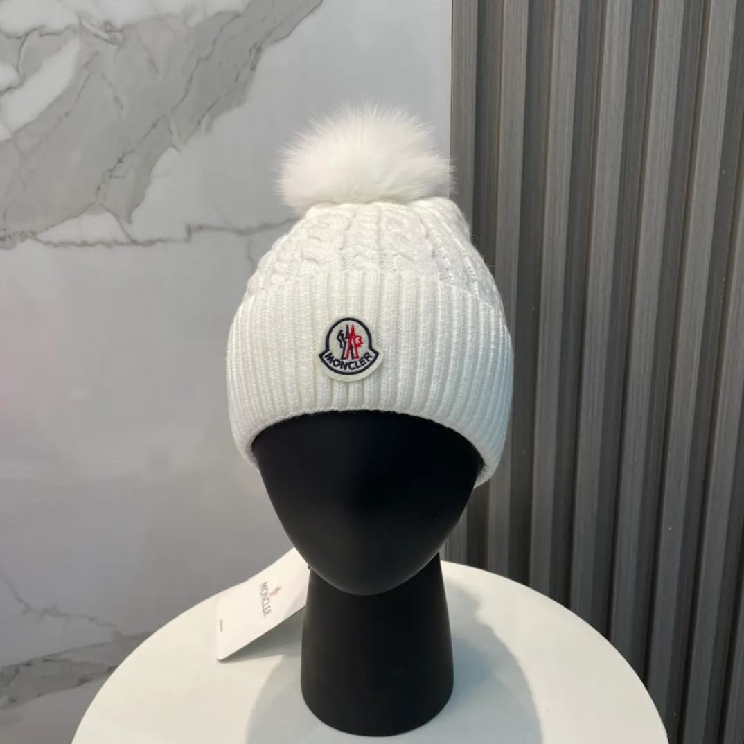 P90 with dust bag Moncler👒Classic original single-mouthed knitted wool hat, made of selected wool fabrics with ultra-high wool content‼ ️It feels super soft and has excellent elasticity. The rabbit fur ball is high-end, age-reducing and super warm!