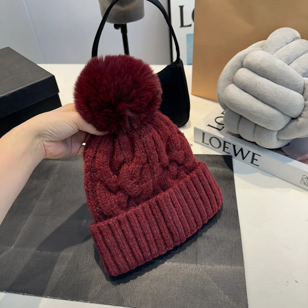P70 Moncler 💥 Official website classic knitted hat, replica of the original. Very soft and skin-friendly, very elastic 💓 Textured and very versatile style ~ Warm cashmere woolen hat, one size fits all and elastic ~ Unisex, can be worn by any head size. Super quality, highly recommended