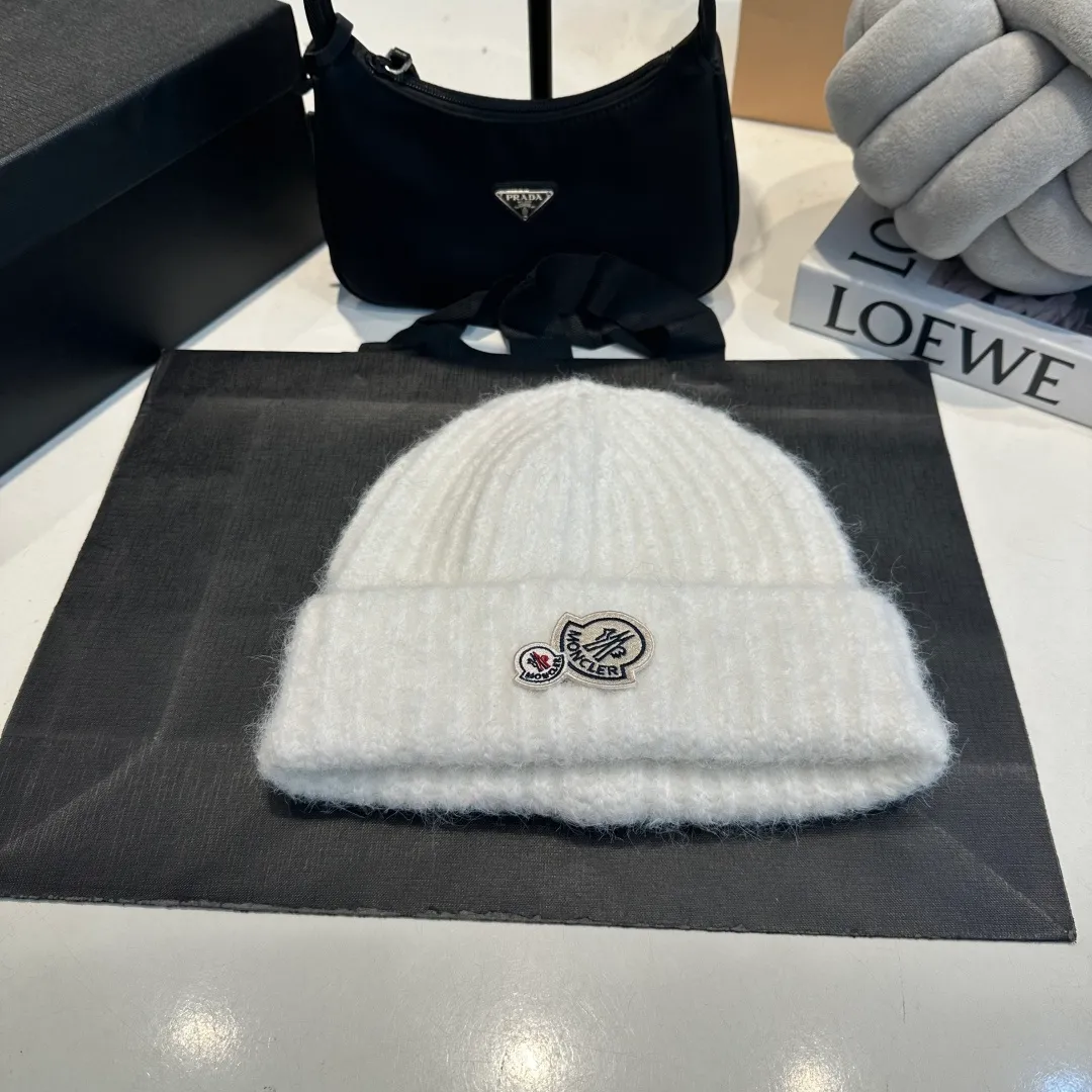 P56 MONCLER 🎩 wool knitted beanie, good quality, high-end, super soft! Super hot💖The texture is great and it’s great to match when out on the street! Fashion trends! A must-have item for winter, the same style for men and women, get it now!