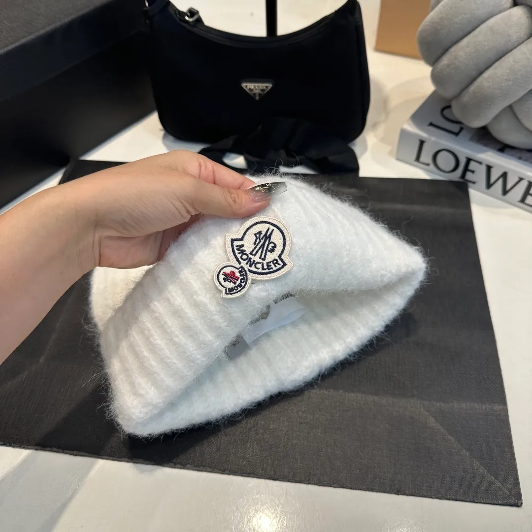 P56 MONCLER 🎩 wool knitted beanie, good quality, high-end, super soft! Super hot💖The texture is great and it’s great to match when out on the street! Fashion trends! A must-have item for winter, the same style for men and women, get it now!