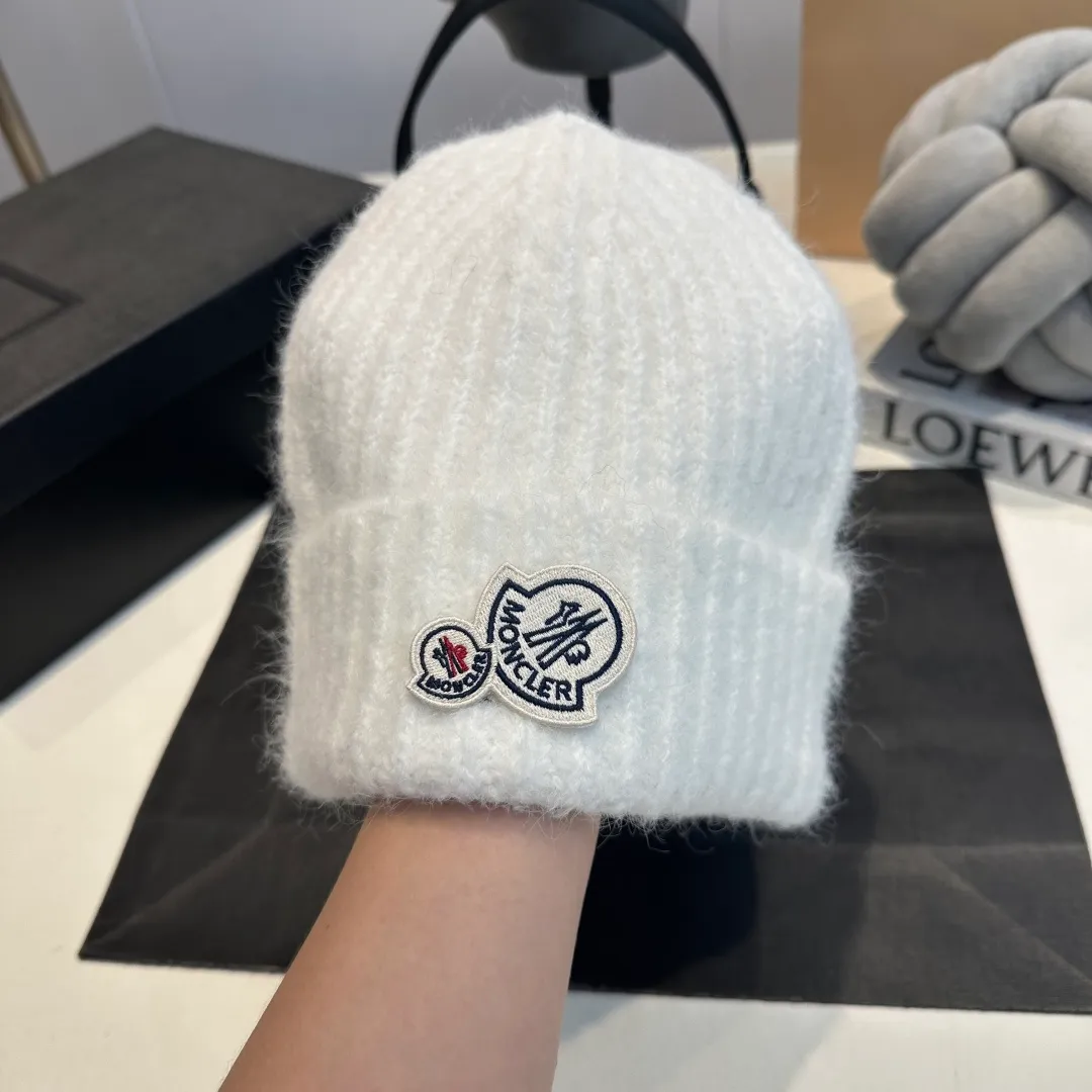 P56 MONCLER 🎩 wool knitted beanie, good quality, high-end, super soft! Super hot💖The texture is great and it’s great to match when out on the street! Fashion trends! A must-have item for winter, the same style for men and women, get it now!