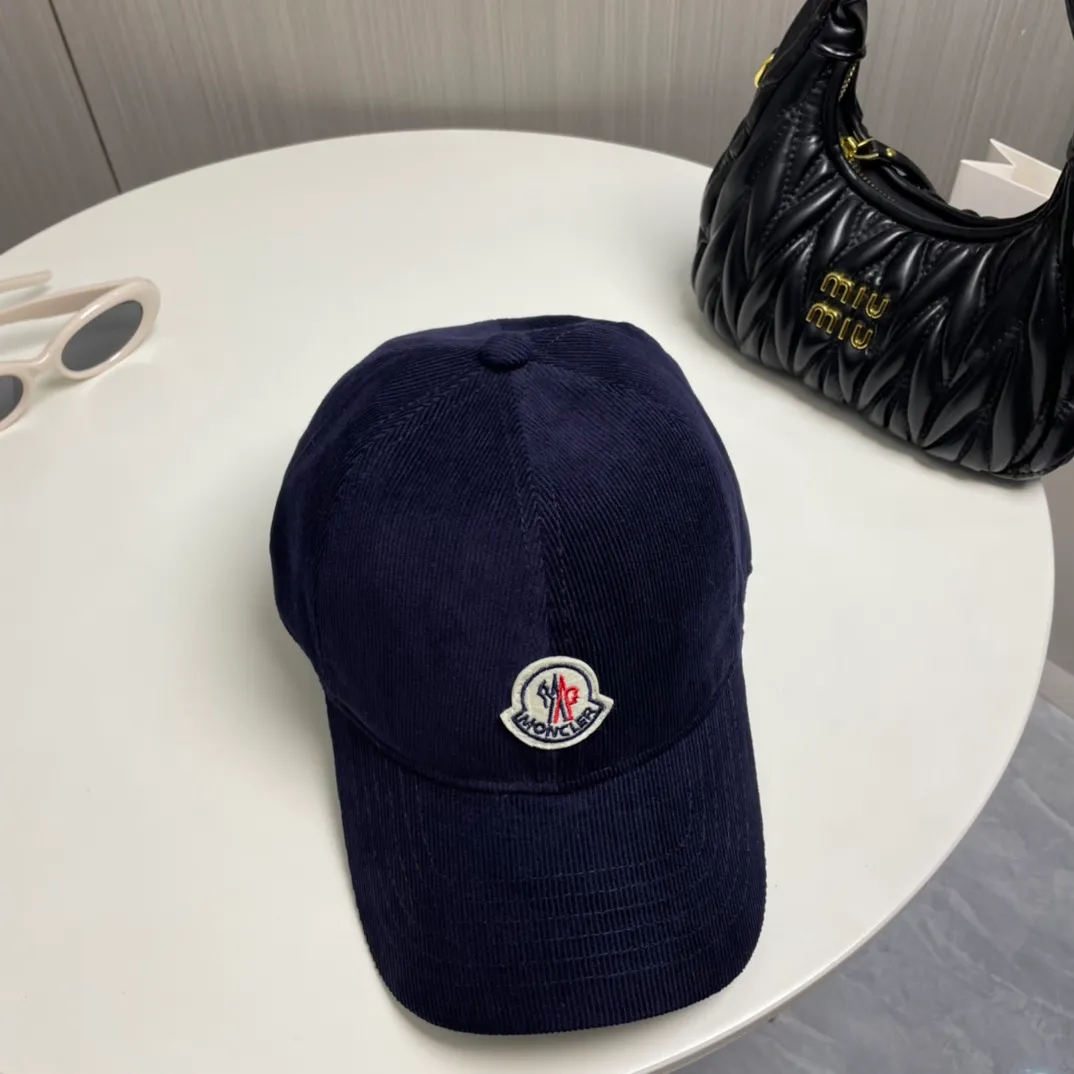 P70 Moncler Mouth Mouth New Autumn and Winter Corduroy Baseball Cap, full of texture. This year’s corduroy hat is really yyds ~