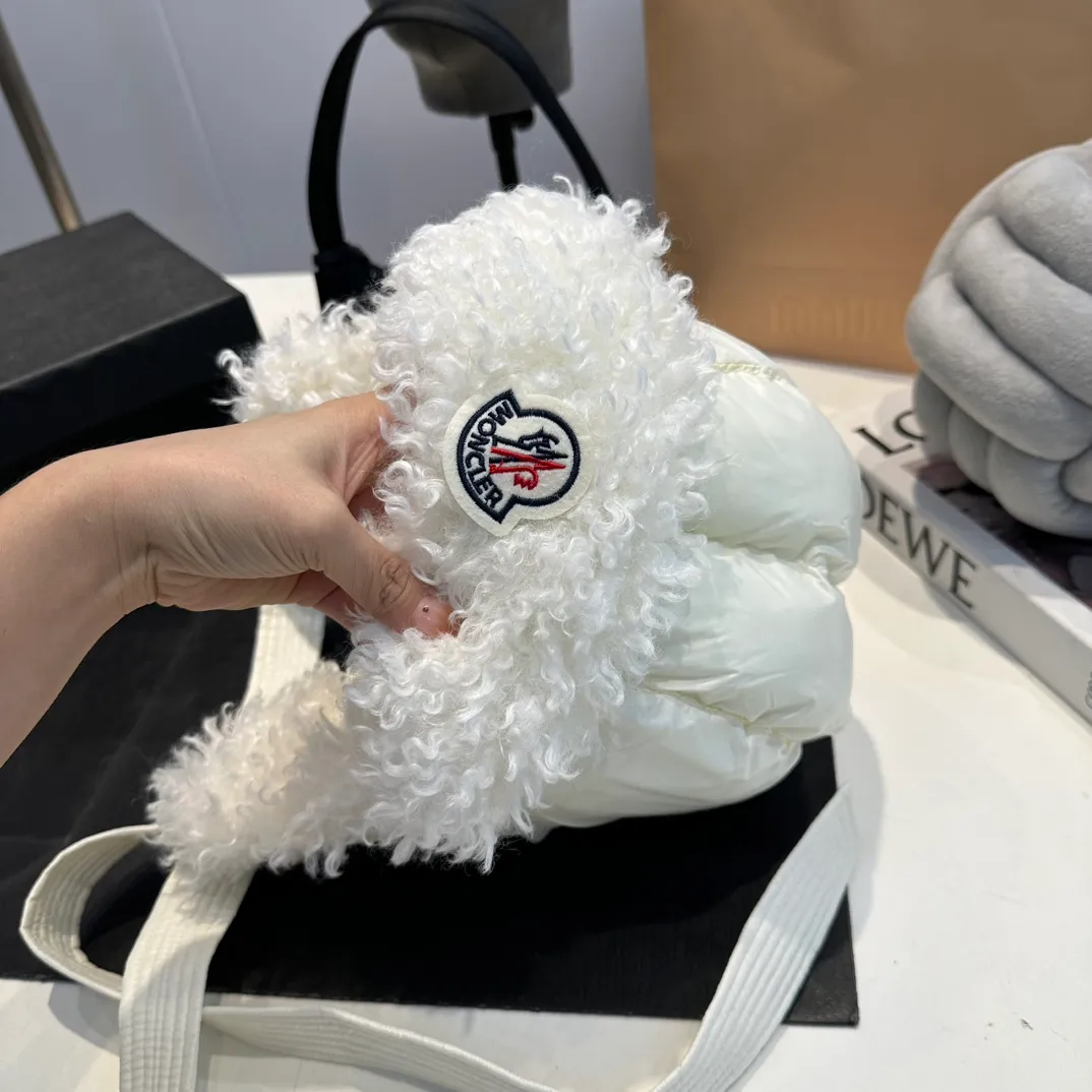 P80 Moncler Muzzle Lei Feng Hat is super warm. This teddy bear jacket is made of high-end blended lamb wool fabric. It feels really good and super soft. The plush material and goose down filling make it visually warm and full of security. This is a must-have lamb down cotton hat for autumn and winter.