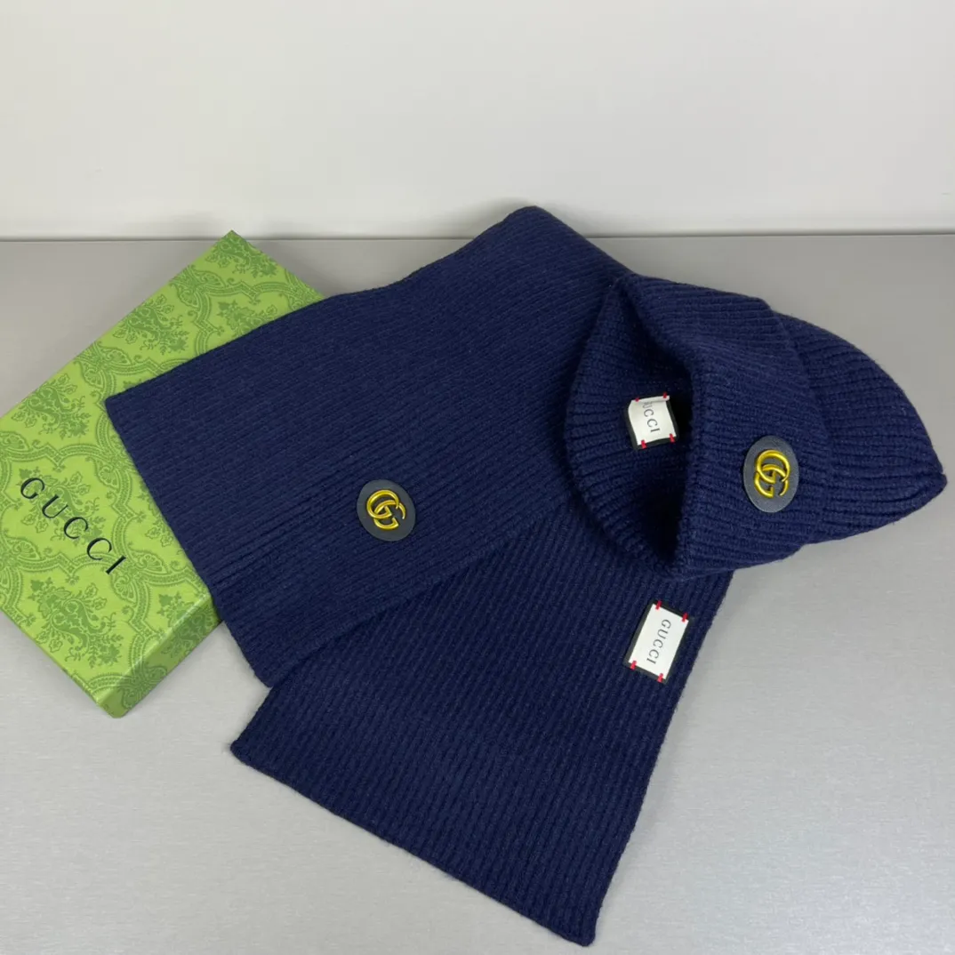 P150 GUCCI classic suit hat! Hat ➕Scarf! Cashmere and Rabbit Velvet Quality! It's warm and super comfortable~A great tool for young ladies to reduce their age in winter~This winter, all you need is a set of hats~It's warm and fashionable! Unisex model! Can be made as a couple model! Complete range of anti-counterfeiting labels and elevators! Many styles, welcome to choose!!