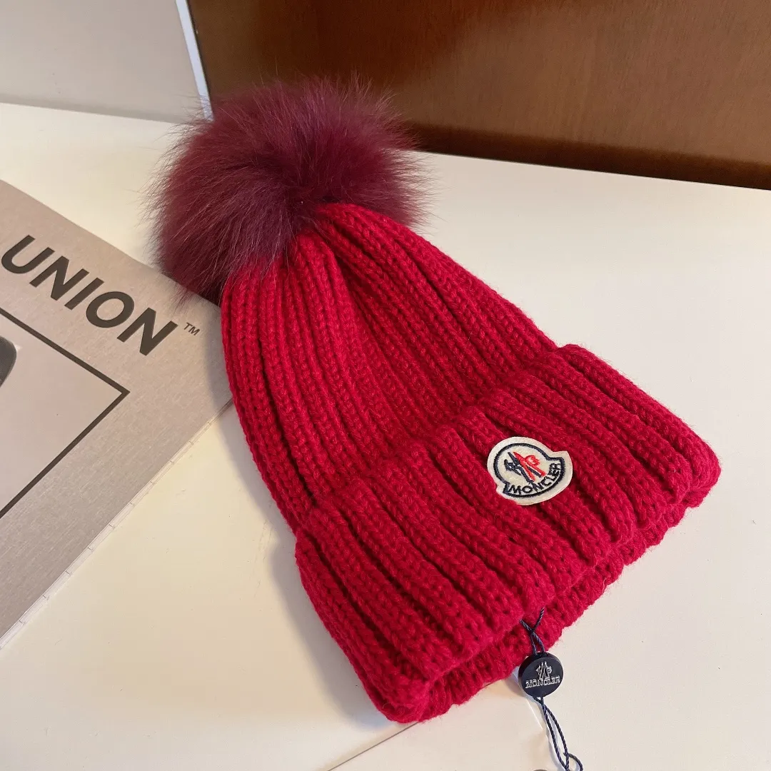 P90MONCLER Mouth Mouth 👒 Super classic autumn and winter counter knitted beanie, versatile and super popular, paired with fox fur balls for a first-class texture, perfect for showing off your face when going out on the street!