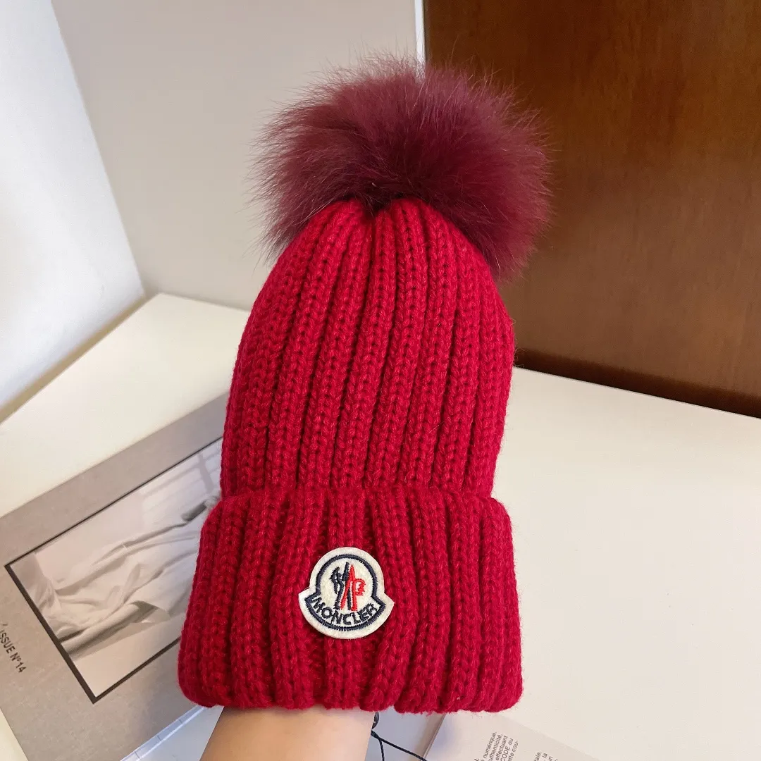 P90MONCLER Mouth Mouth 👒 Super classic autumn and winter counter knitted beanie, versatile and super popular, paired with fox fur balls for a first-class texture, perfect for showing off your face when going out on the street!