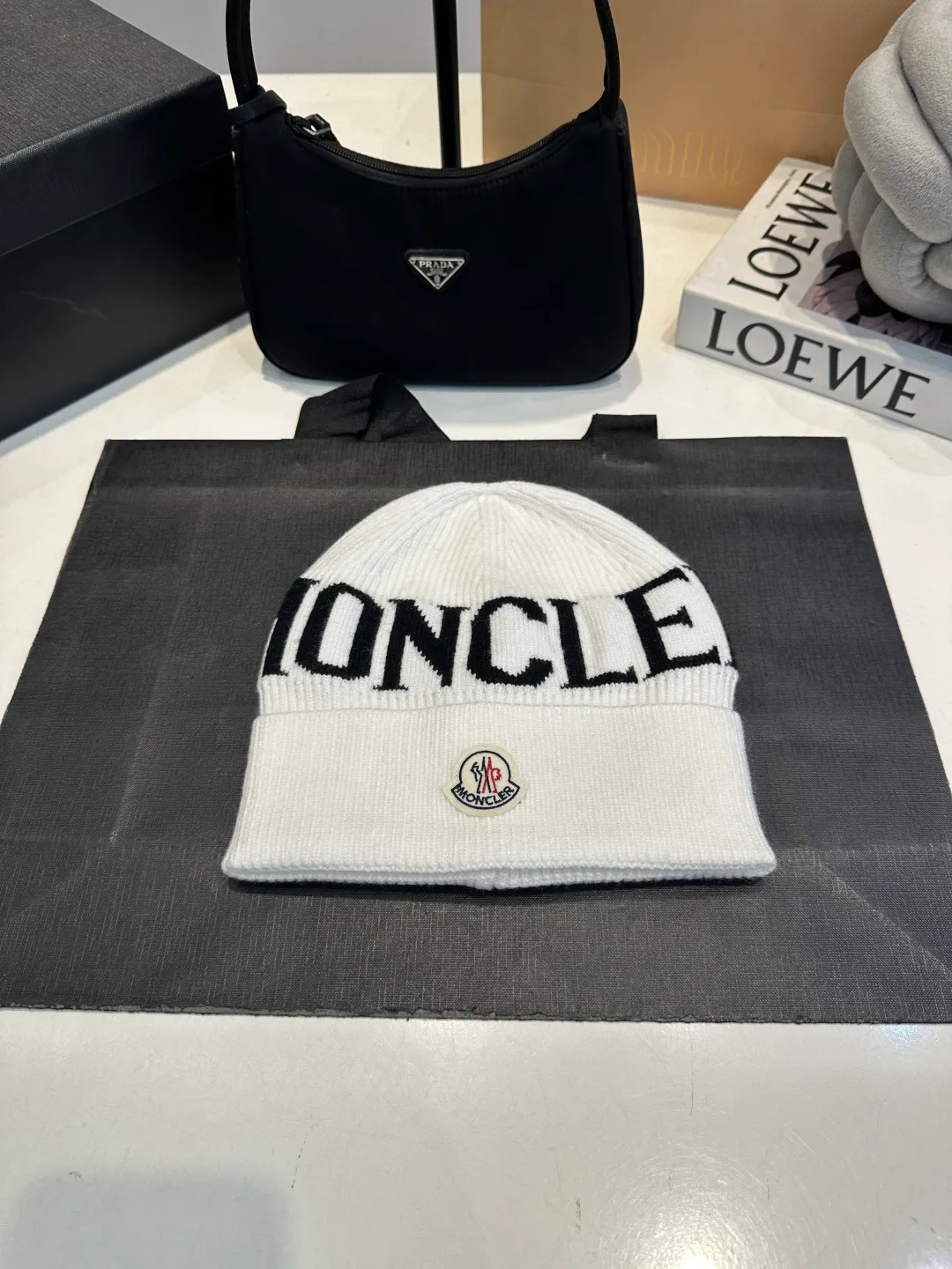 P46 Moncler 💥 Official website classic knitted hat, replica of the original. Very soft and skin-friendly, very elastic 💓 Textured and very versatile style ~ Warm cashmere woolen hat, one size fits all and elastic ~ Unisex, can be worn by any head size. Super quality, highly recommended