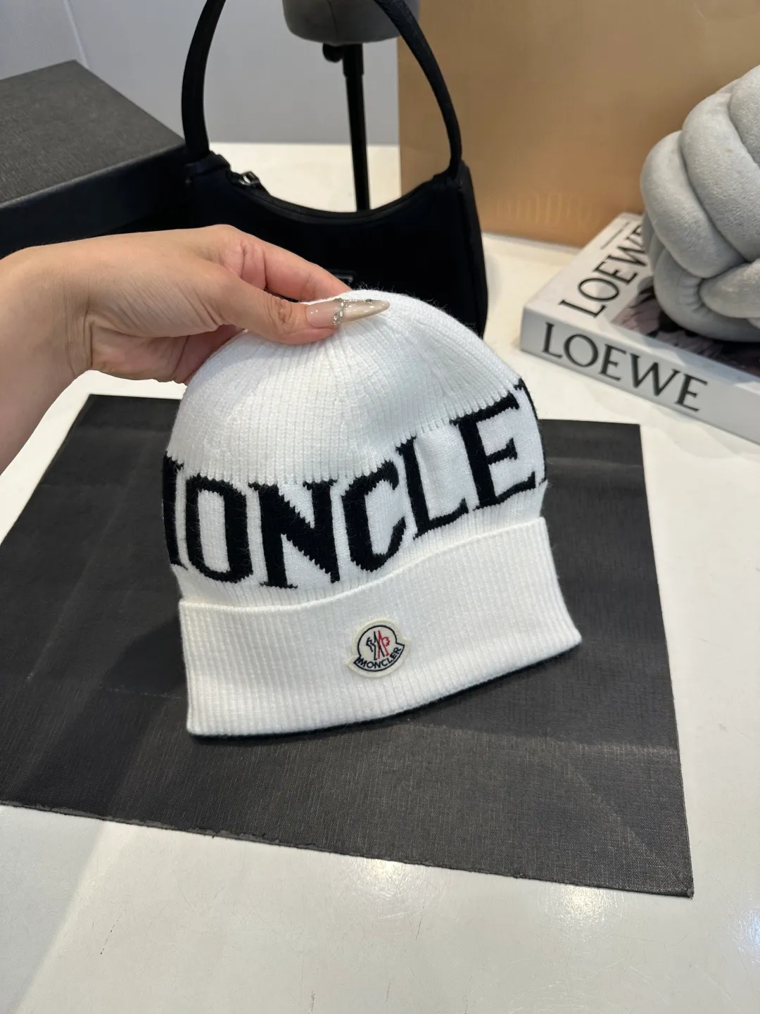 P46 Moncler 💥 Official website classic knitted hat, replica of the original. Very soft and skin-friendly, very elastic 💓 Textured and very versatile style ~ Warm cashmere woolen hat, one size fits all and elastic ~ Unisex, can be worn by any head size. Super quality, highly recommended