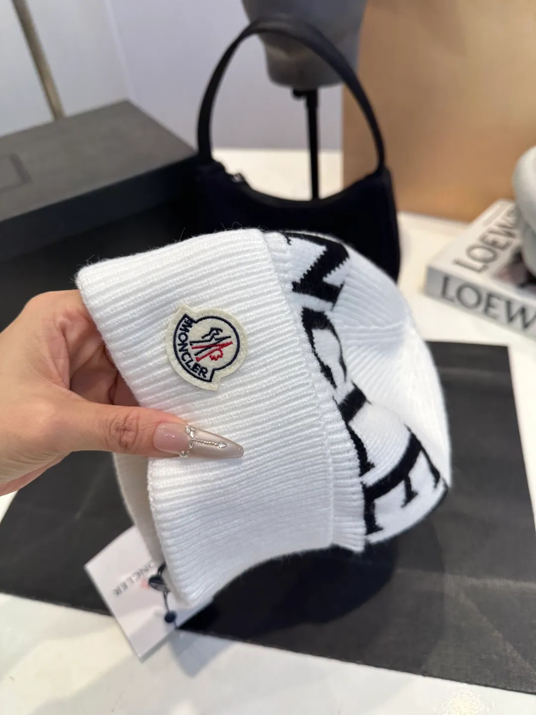 P46 Moncler 💥 Official website classic knitted hat, replica of the original. Very soft and skin-friendly, very elastic 💓 Textured and very versatile style ~ Warm cashmere woolen hat, one size fits all and elastic ~ Unisex, can be worn by any head size. Super quality, highly recommended