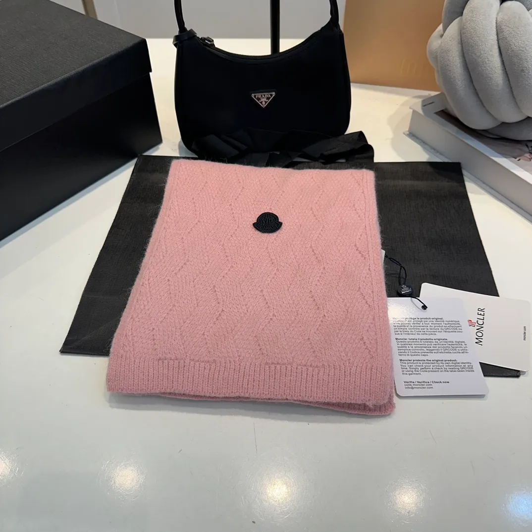P170 Moncler autumn and winter counter model knitted beanie + scarf + gloves three-piece set, classic pattern, warm and fashionable! Fashionable and popular 🌸First-class texture, pure wool
