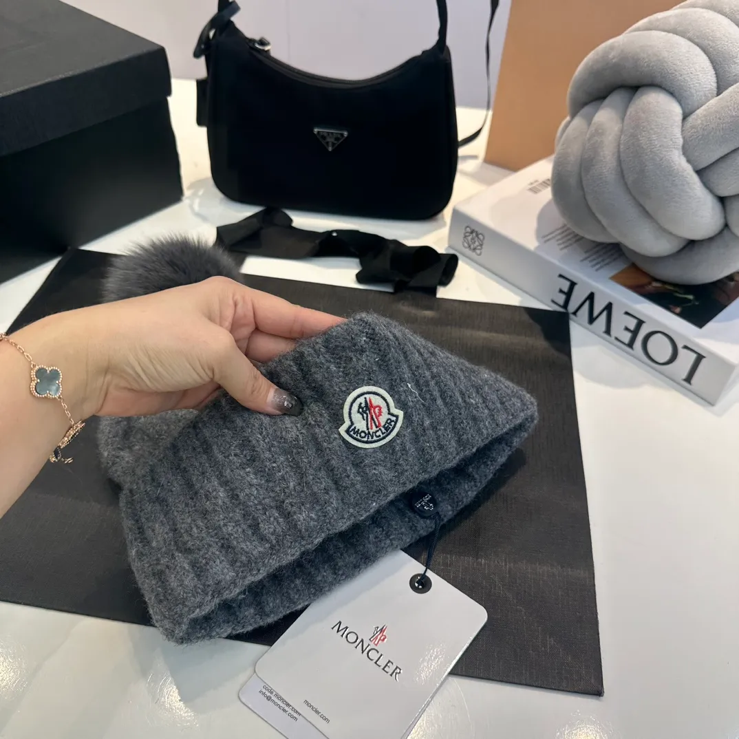 P90 Moncler👒high-end genuine exclusive style, hemp flower knitted hat, made of selected wool, skin-friendly and super soft‼ ️Paired with fox fur balls, it is very age-reducing‼ ️Complete trademark hangtags
