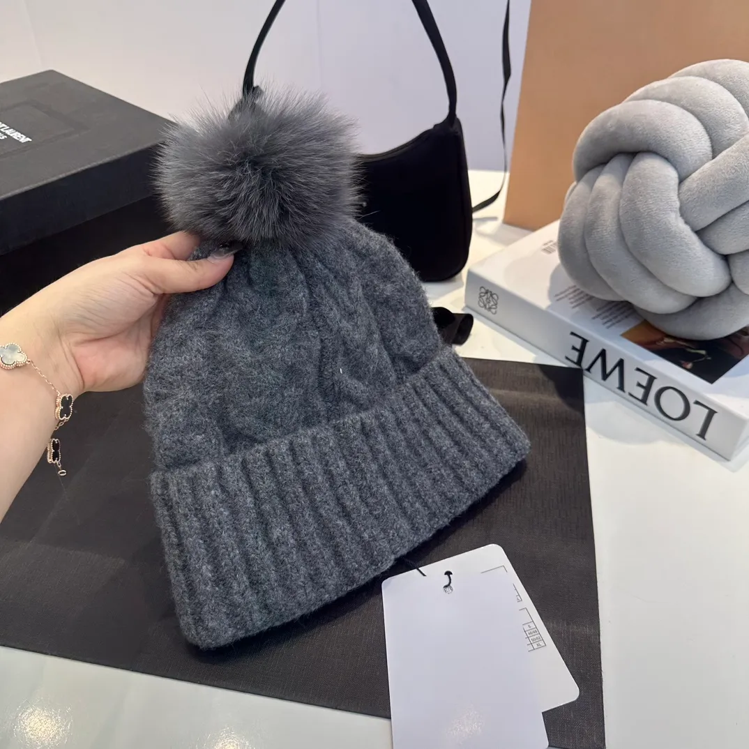 P90 Moncler👒high-end genuine exclusive style, hemp flower knitted hat, made of selected wool, skin-friendly and super soft‼ ️Paired with fox fur balls, it is very age-reducing‼ ️Complete trademark hangtags