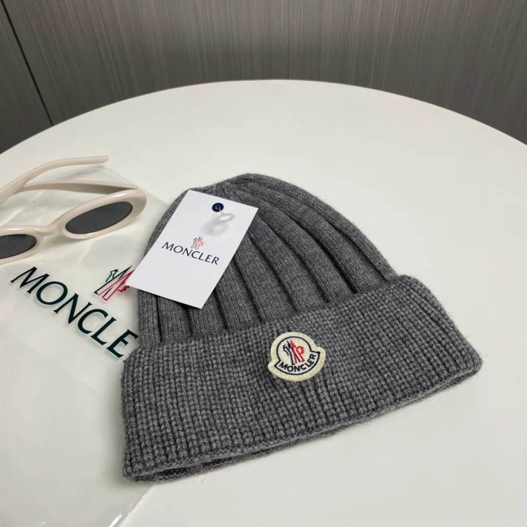 P60 comes with a dust bag for Moncler💥 Official website classic knitted hat, replica of the original. Very soft and skin-friendly, very elastic 💓 Textured and very versatile style ~ Warm cashmere woolen hat, one size fits all and elastic ~ Unisex, can be worn by any head size. Excellent quality, highly recommended