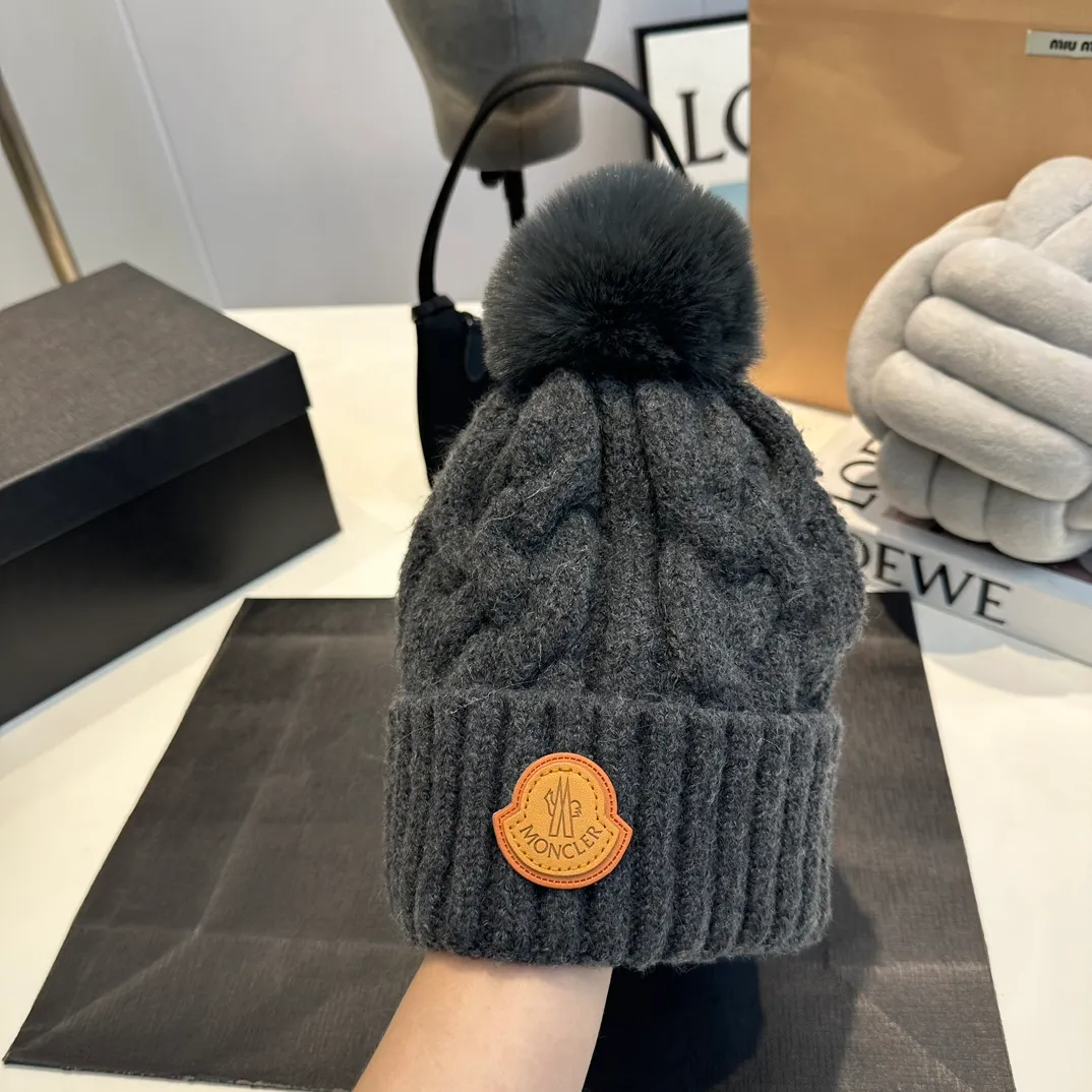 P70 Moncler 💥 Official website classic knitted hat, replica of the original. Very soft and skin-friendly, very elastic 💓 Textured and very versatile style ~ Warm cashmere woolen hat, one size fits all and elastic ~ Unisex, can be worn by any head size. Super quality, highly recommended