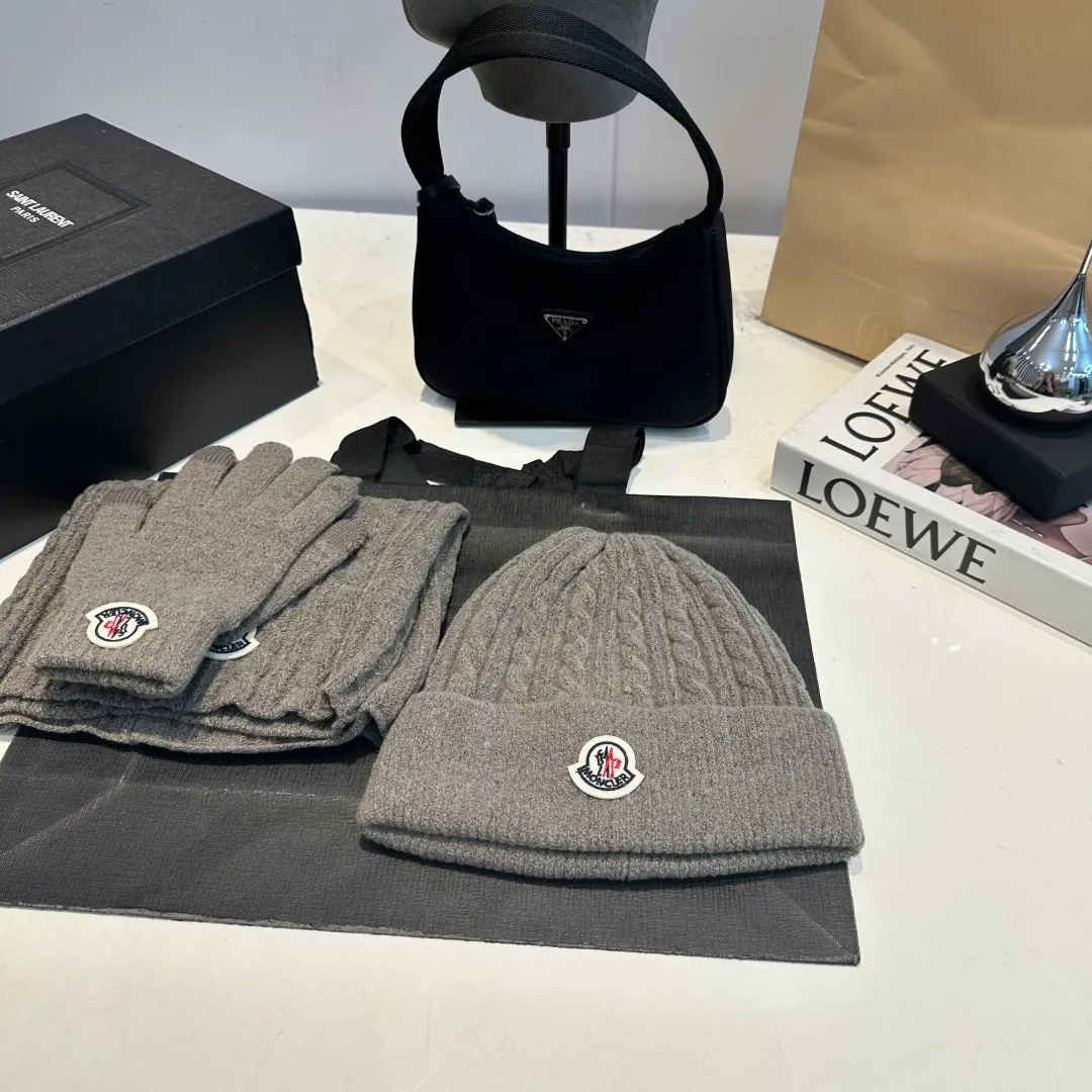 p140 Moncler muzzle suit hat + gloves + scarf autumn and winter style knitted beanie. This must be a minimalist favorite. It is clean, neat, fashionable and versatile, and will never be picky about your face shape! A fashionable classic that lasts forever! Both men and women are welcome